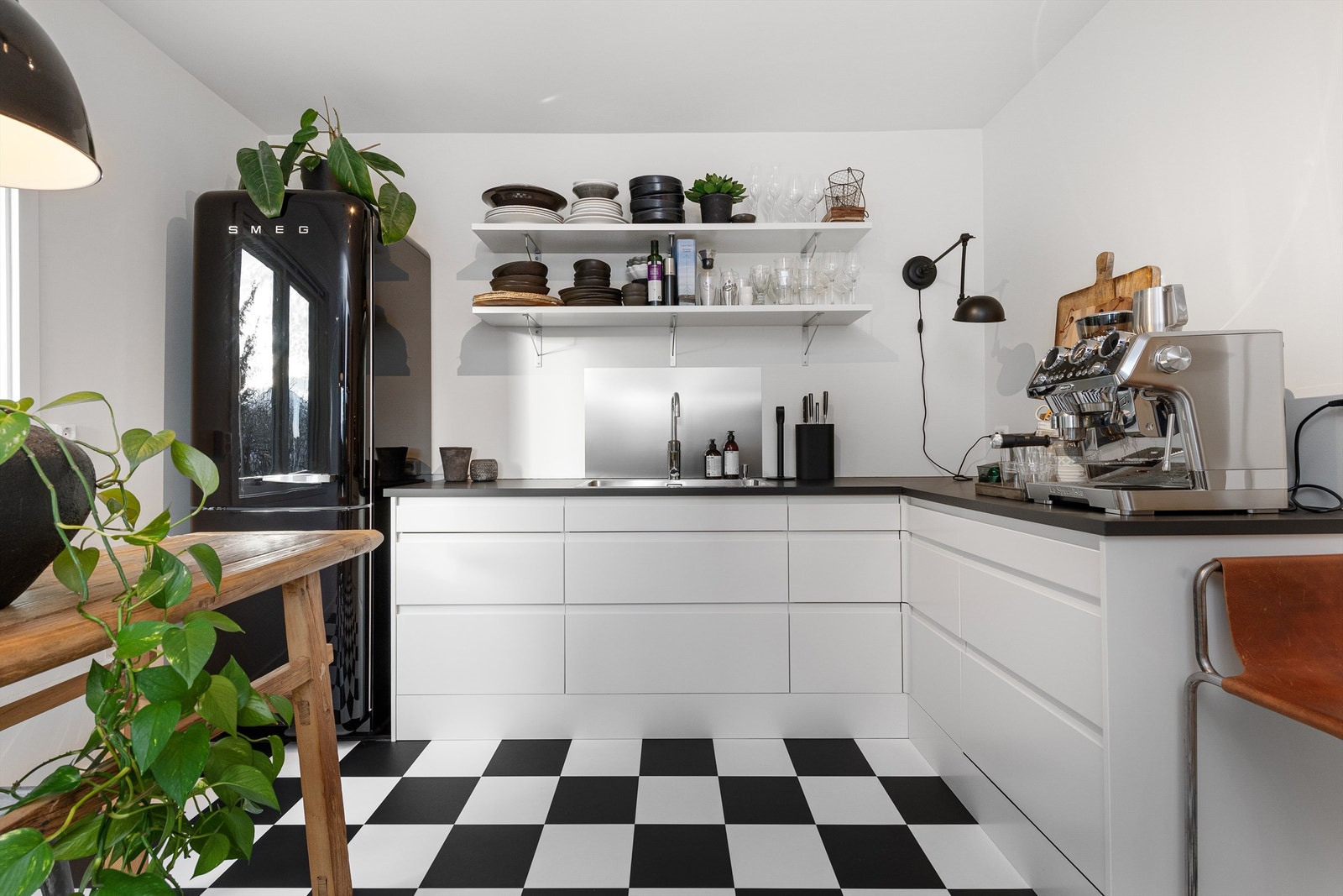 Hyggelig kjøkken med hyller og skuffeinnredning Galleribilde