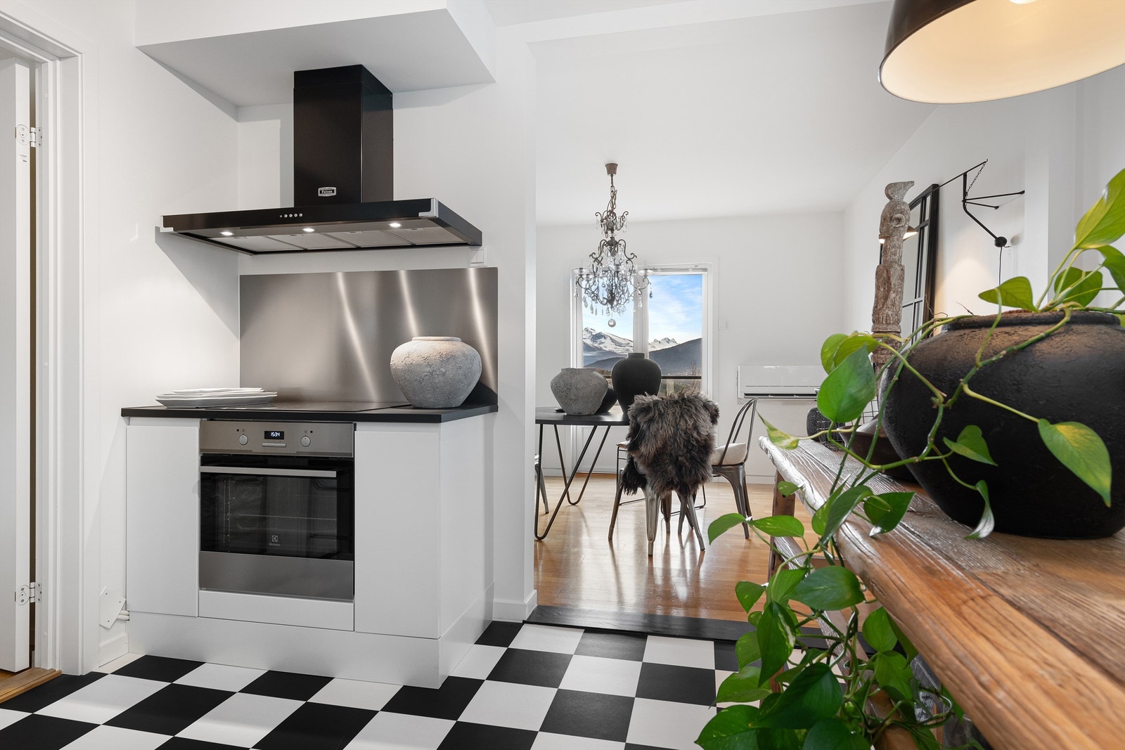 Fra kjøkken mot spisestue - en åpen men likevel skjermet løsning Galleribilde