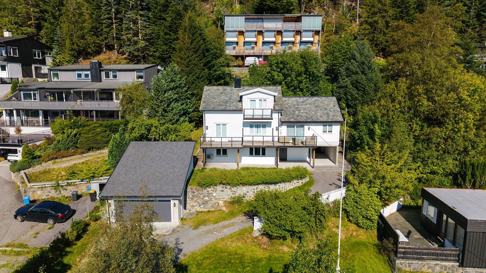 Dronebilde av fasade og eiendommen tatt fra syd Galleribilde
