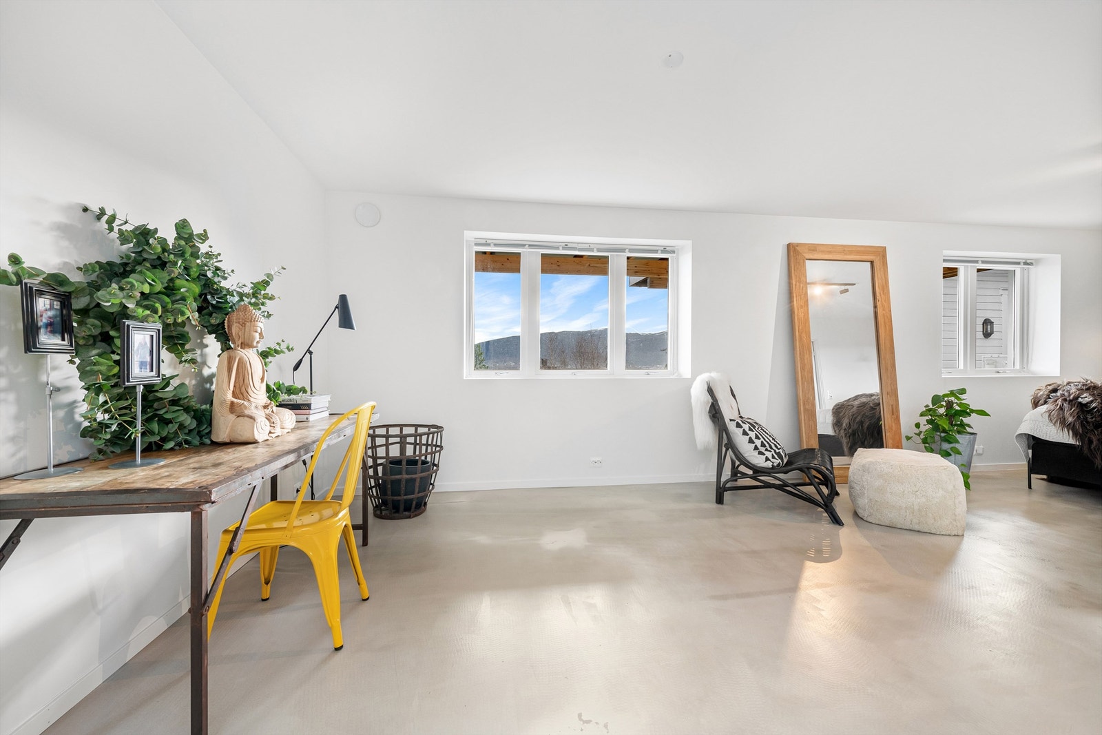 Stue/soverom i underetasjen med gode lysforhold. Slipt betong på gulv med gulvvarme Galleribilde