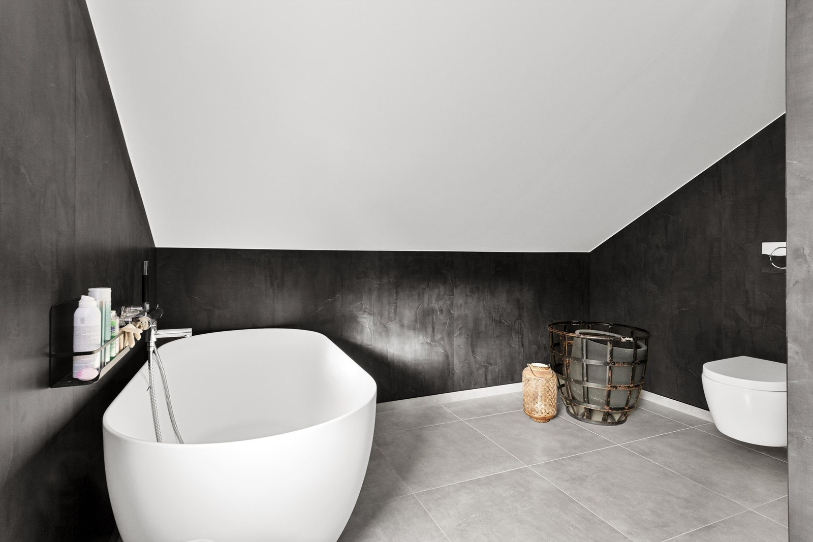 Lekkert frittstående badekar og vegghengt toalett på bad i 2. etasje Galleribilde