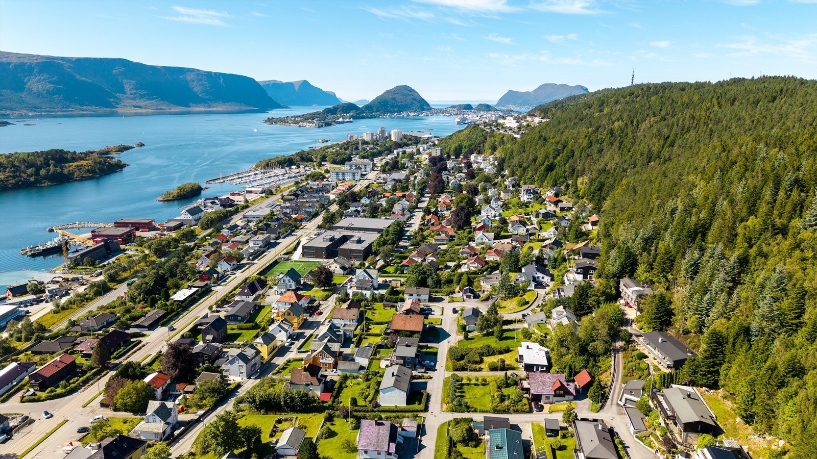 Dronebilde sett fra øst mot vest Galleribilde