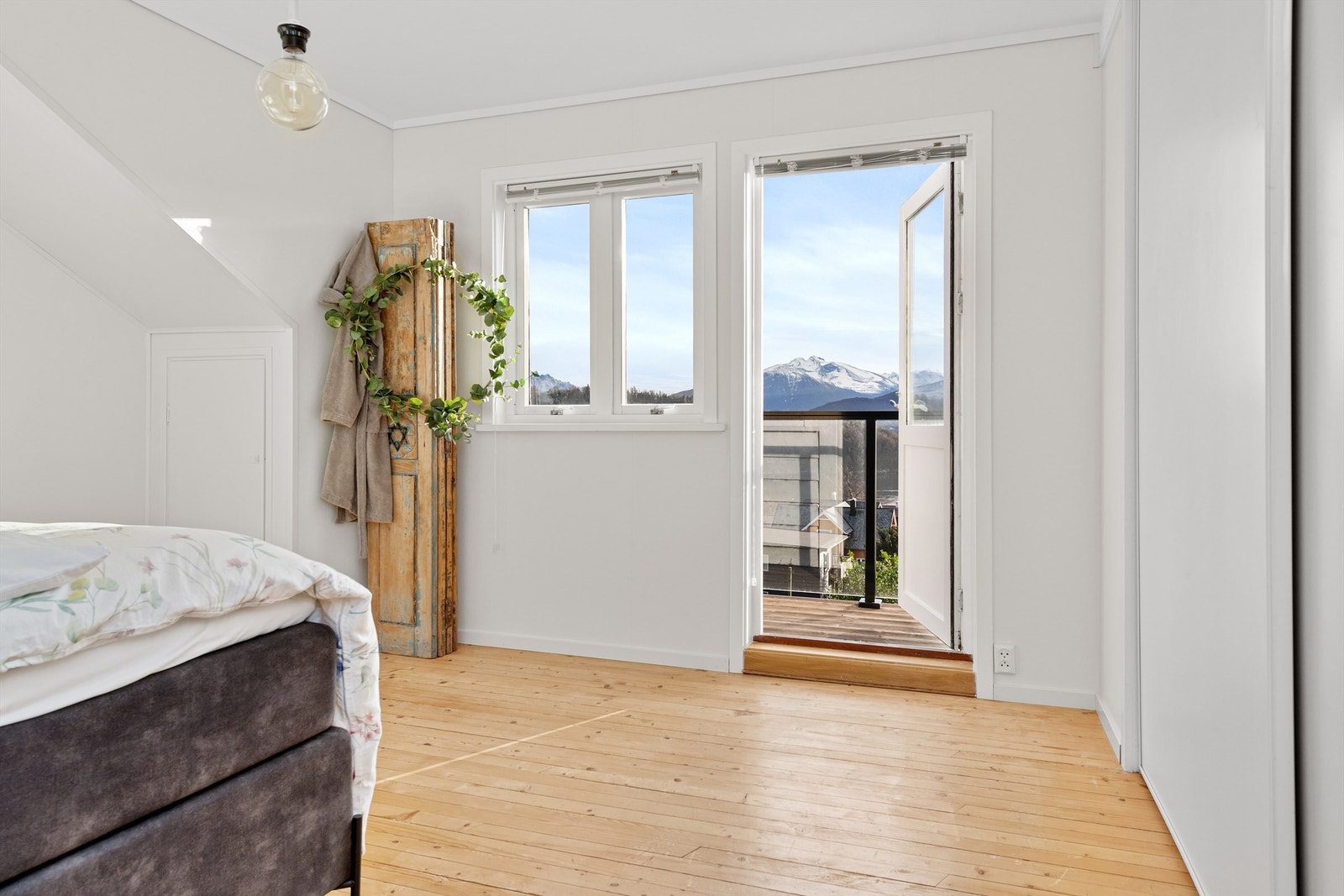 Soverom i loftsetasjen med utgang til balkong med glassrekkverk. Skyvedørsgarderobe Galleribilde