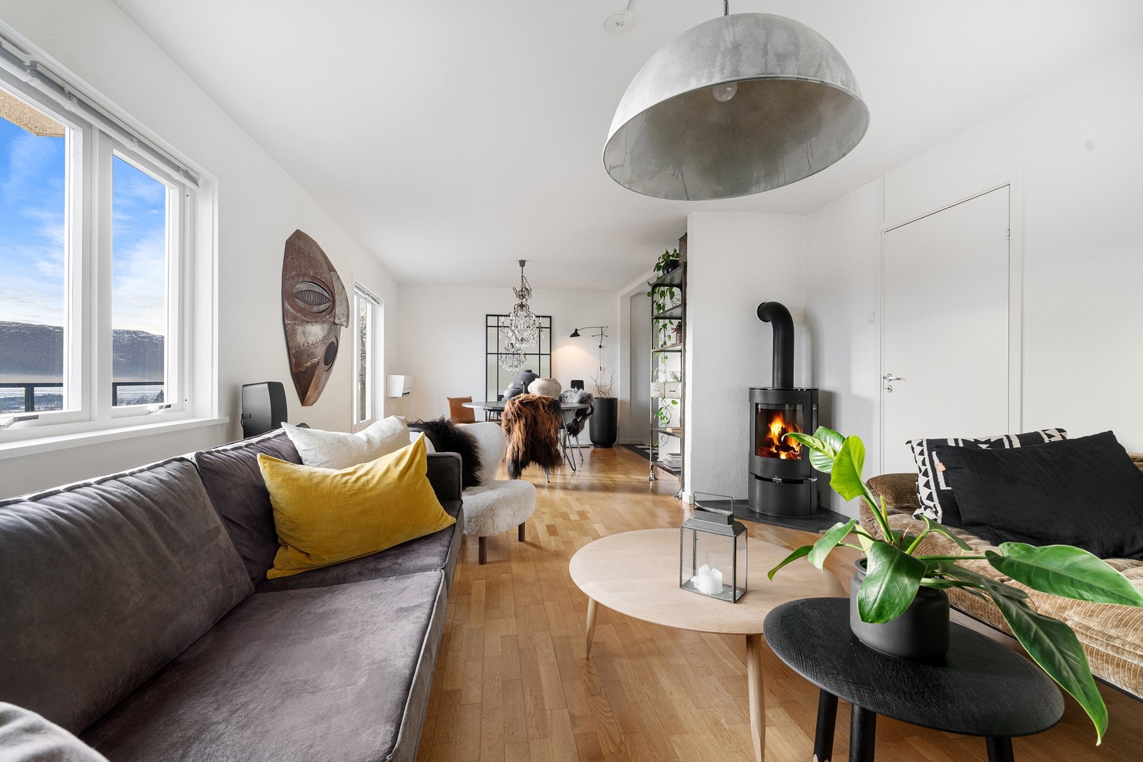 Stue med peisovn og gode lys- og utsiktsforhold Galleribilde