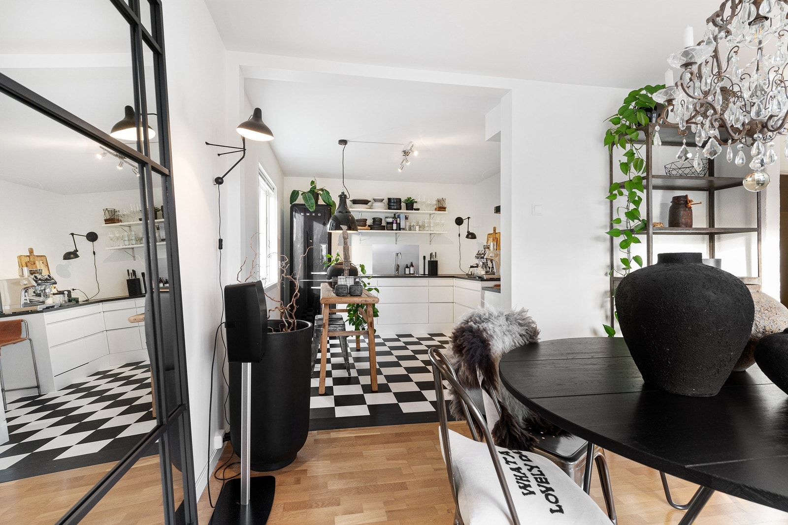 Fra spisestue mot kjøkken - åpen men likevel skjermet løsning Galleribilde