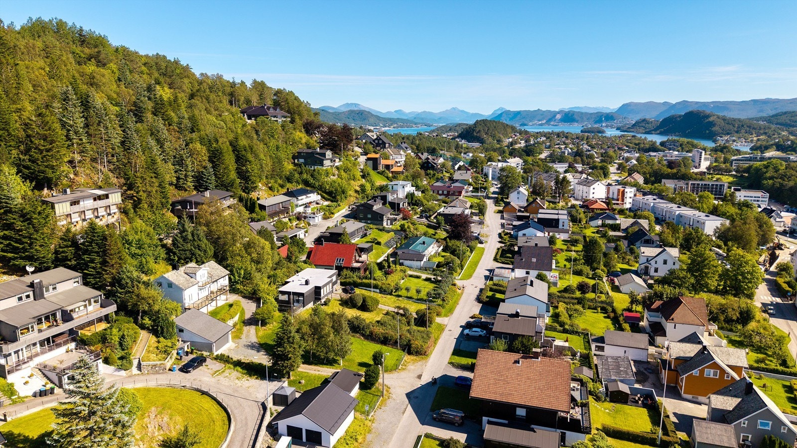 Dronebilde av nærområdet i Bøgata - sett fra vest mot øst Galleribilde