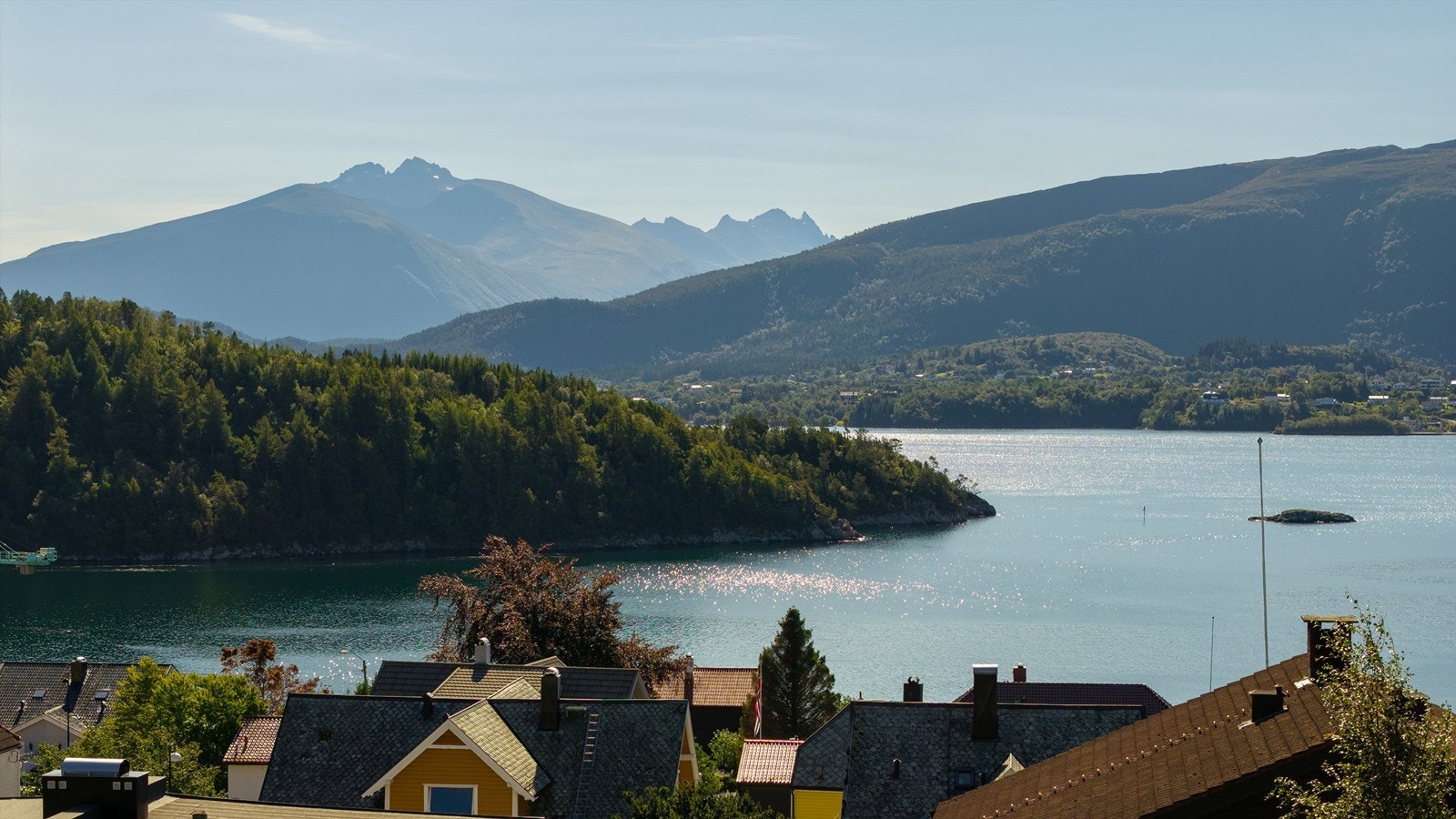 Flott utsikt mot Borgundfjorden og Sunnmørsalpane Galleribilde