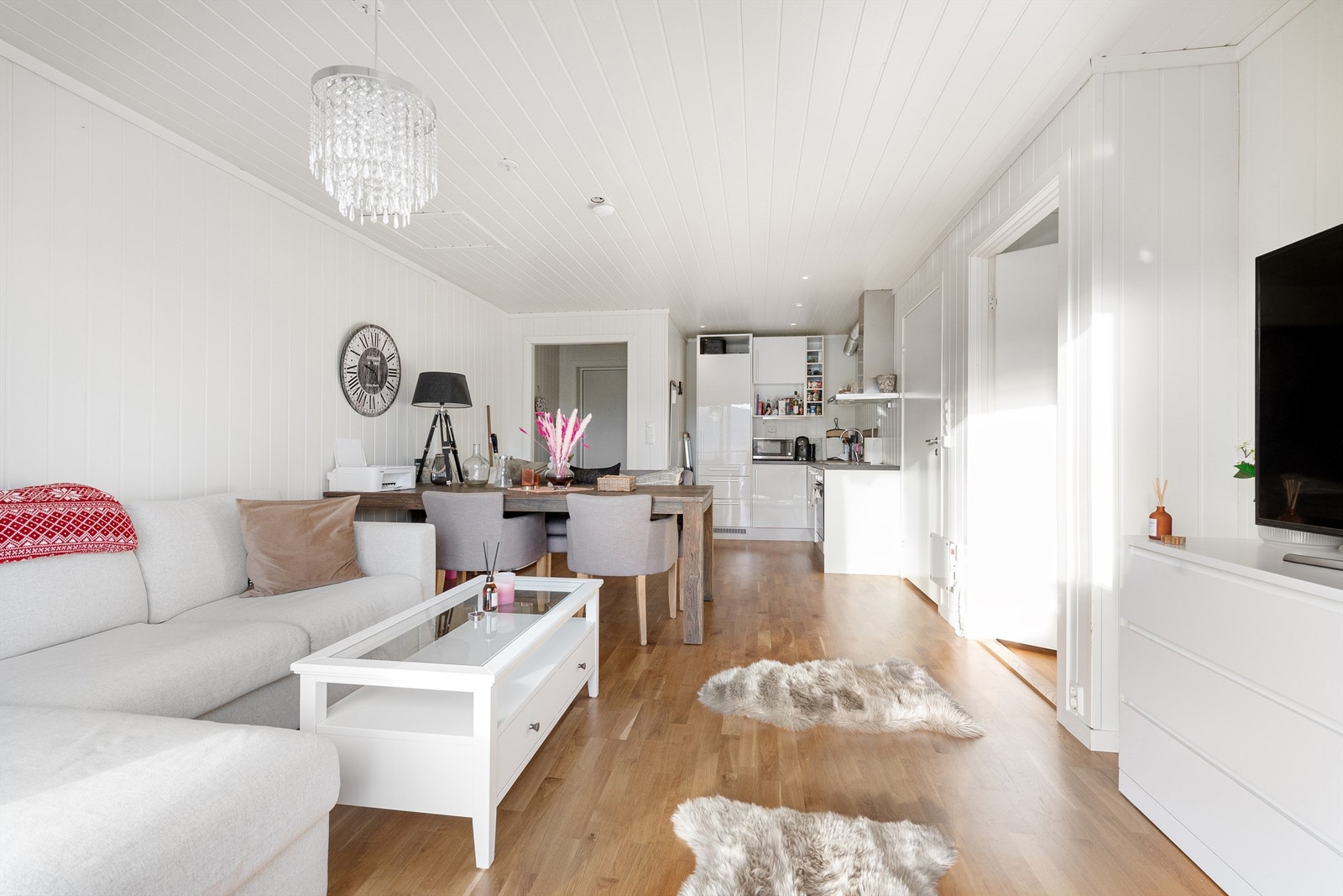 Utleiedel: Kjøkkeninnredning fra Epoq og en-stavs eikegulv Galleribilde