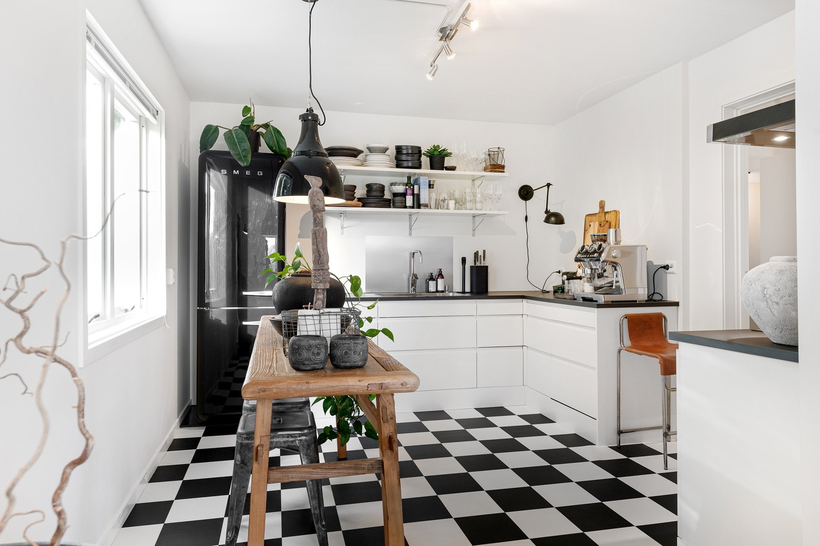 Sigdal kjøkkeninnredning fra 2017 med glatte fronter og benkeplate av laminat Galleribilde