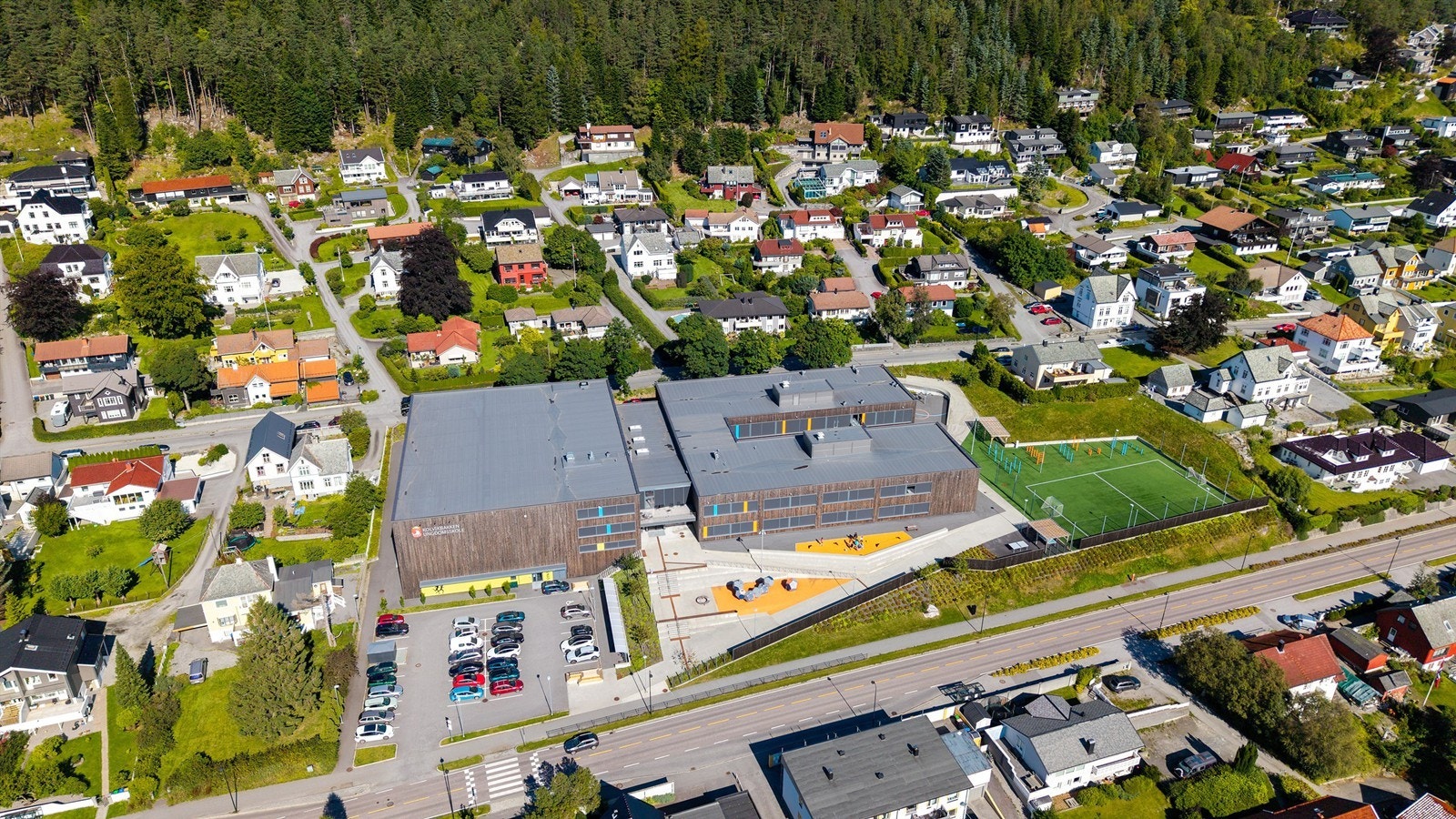 Dronebilde nærområdet med nye Kolvikbakken Ungdomsskole i fremkant Galleribilde