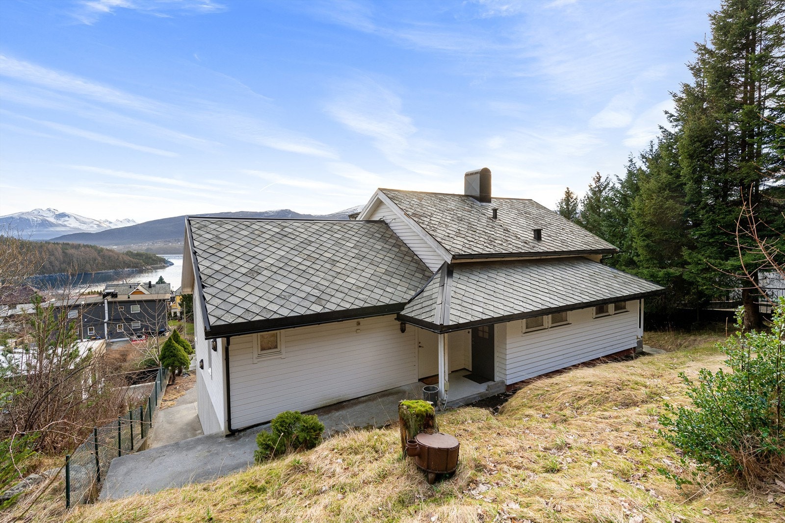 Fasade mot nord. Inngang til hovedetasjen og til utleiedel herfra Galleribilde