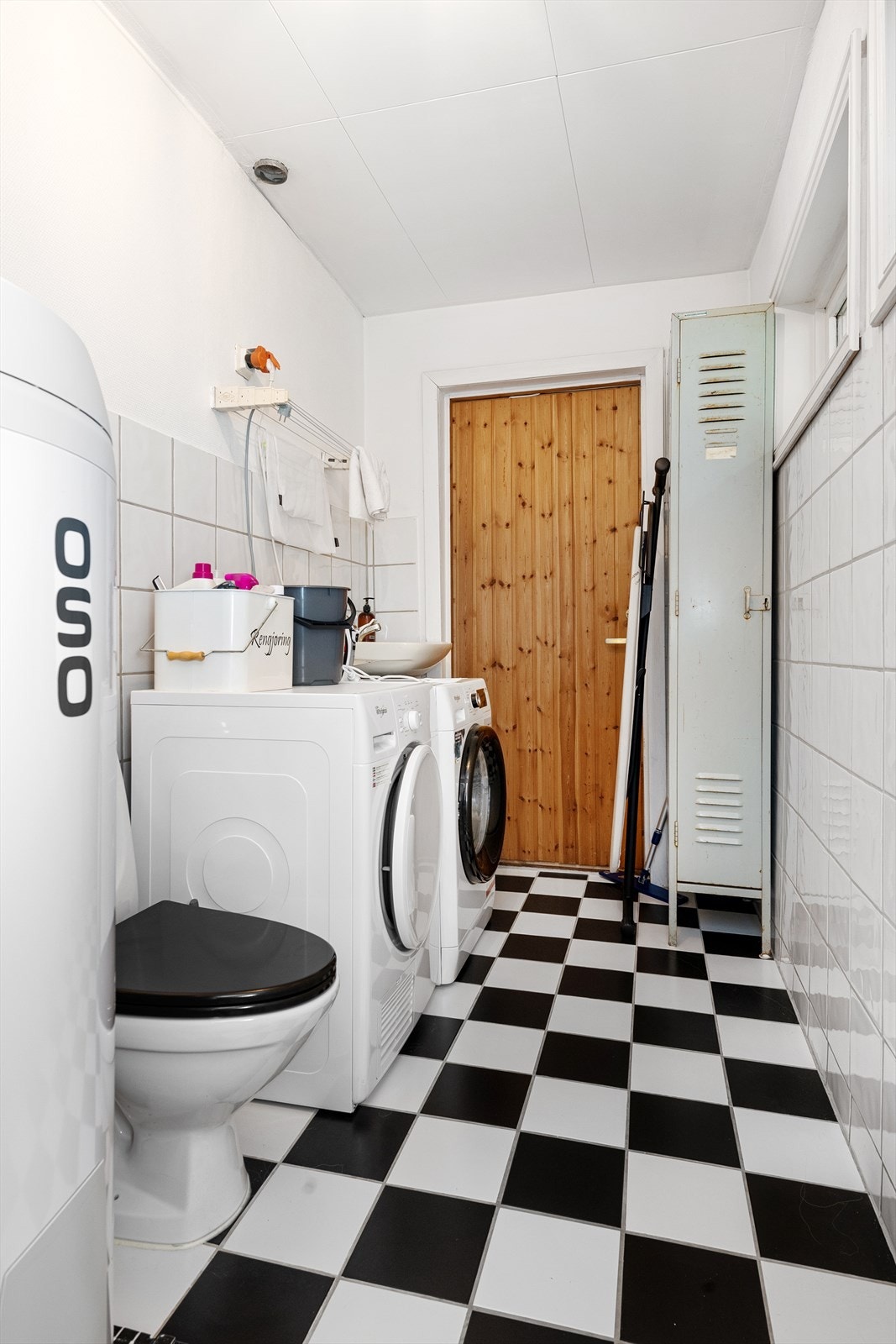 Vaskerom med flislagt gulv med gulvvarme. Utgang til terreng Galleribilde