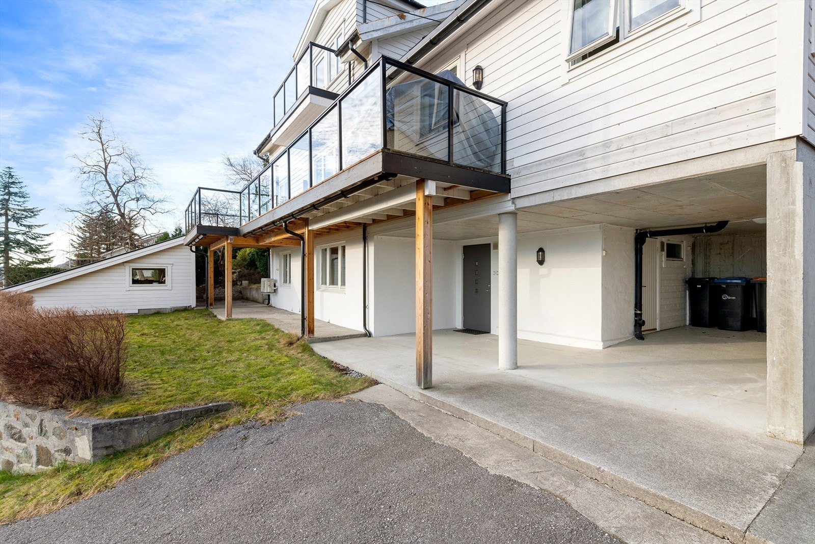 Garasje til høyre med bod oppe. Egen inngang til underetasjen samt oppbaveringsplass Galleribilde