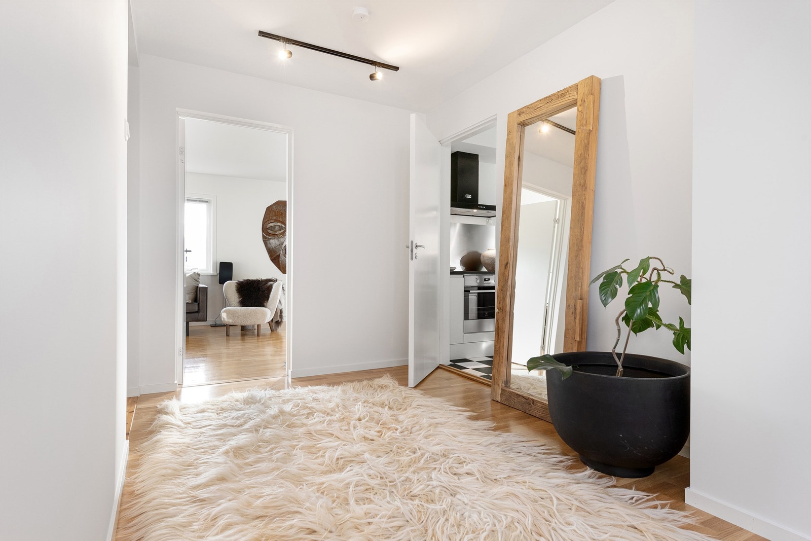 Fra gang mot kjøkken og stue Galleribilde