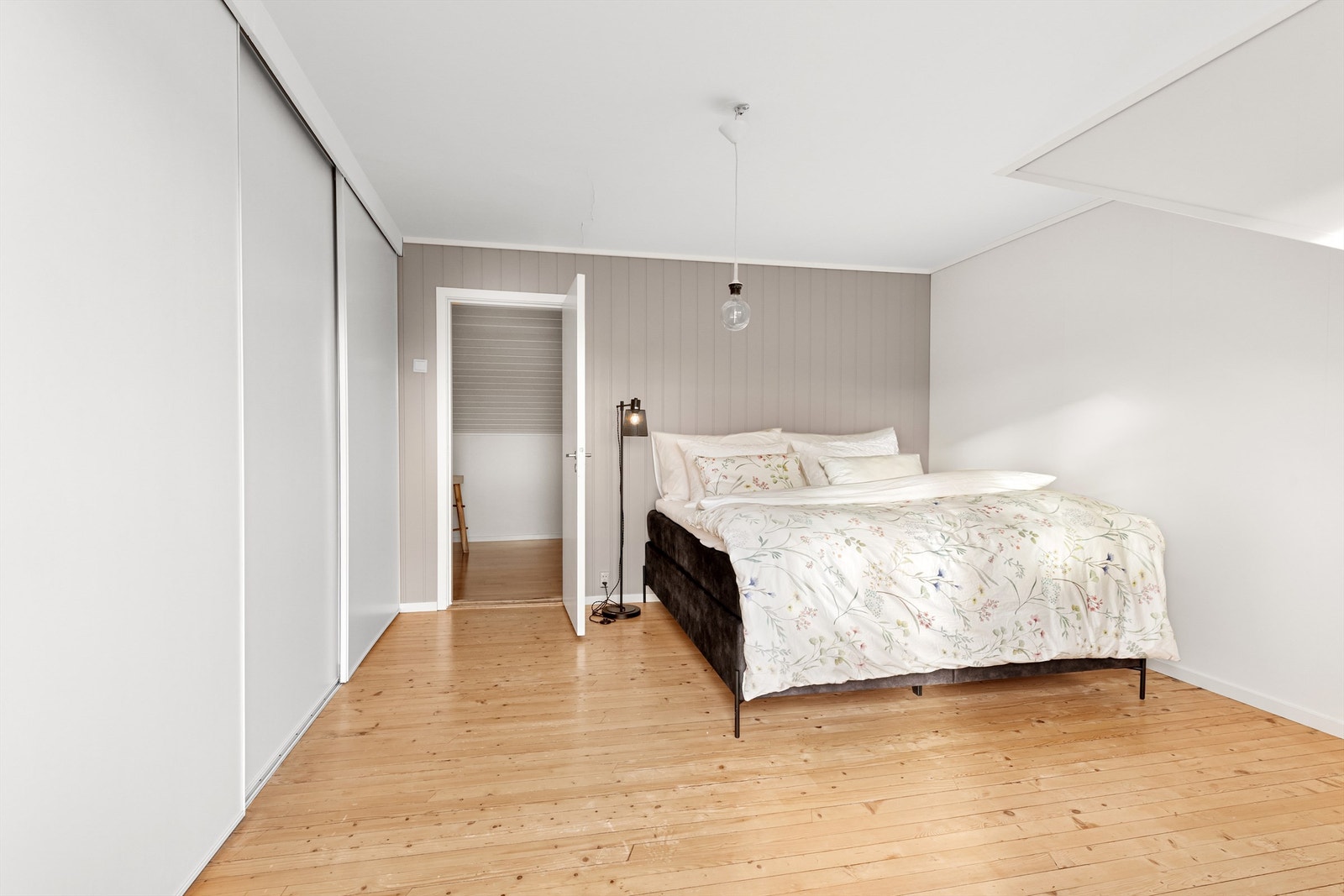 Soverom i loftsetasjen med skyvedørsgarderobe Galleribilde