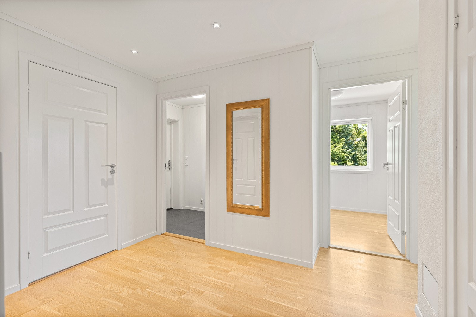 Hall/gang i 1 etg Galleribilde