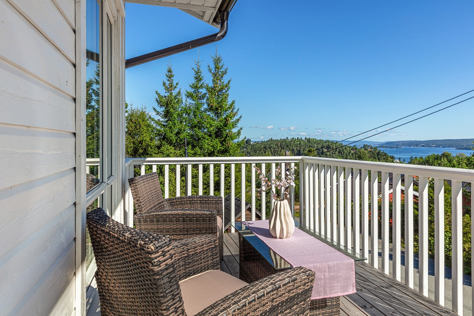 Stor romslig terrasse utenfor stue/spisestue Galleribilde