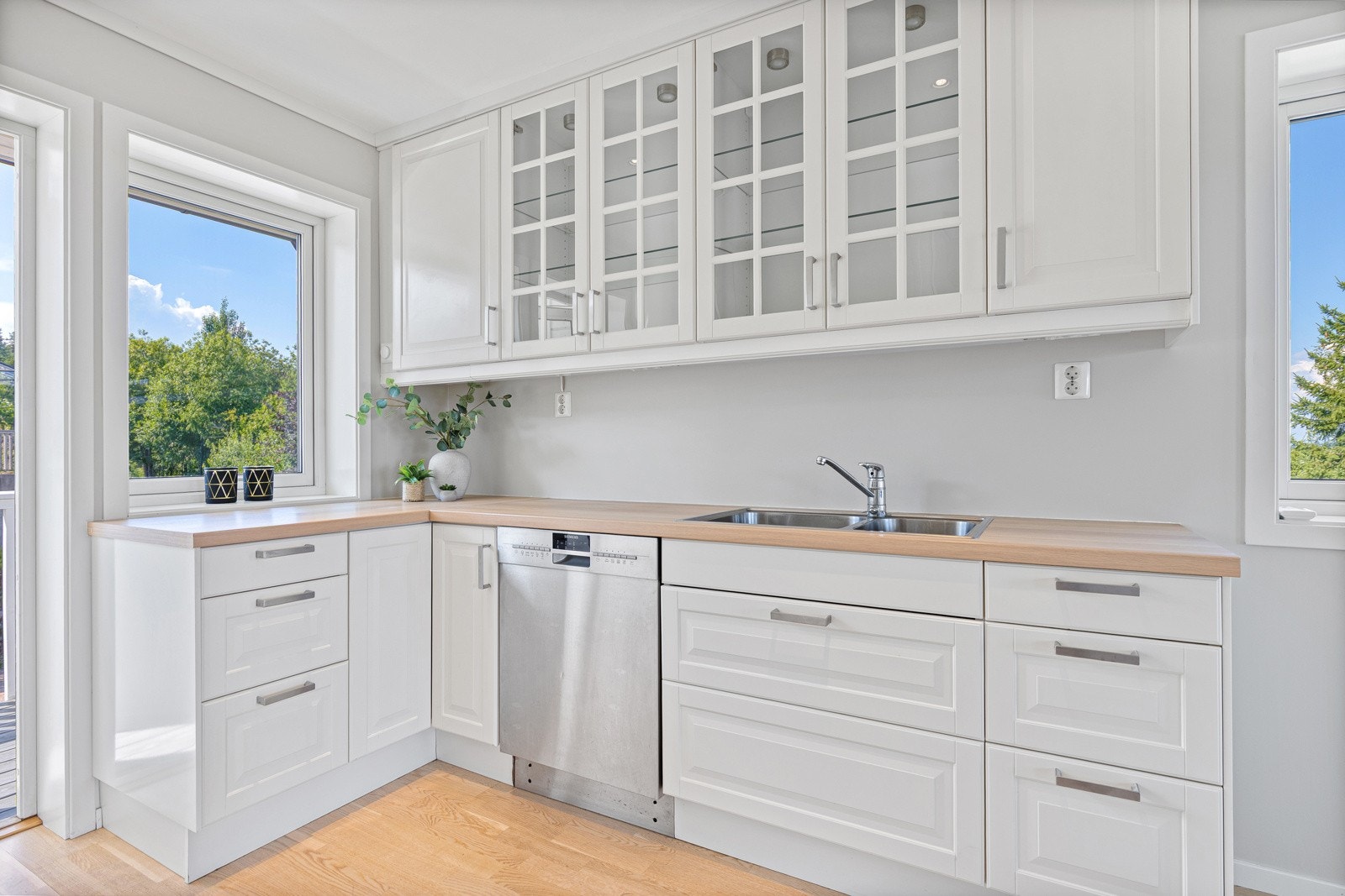 Lyst og funksjonelt kjøkken. Galleribilde