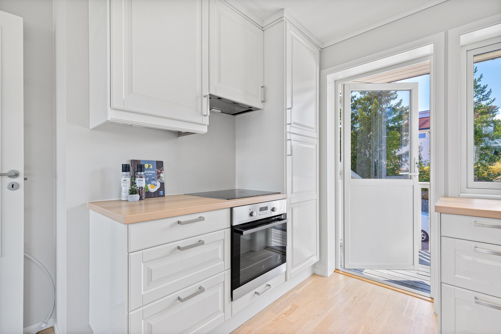 Utgang til egen terrasse fra kjøkkenet Galleribilde