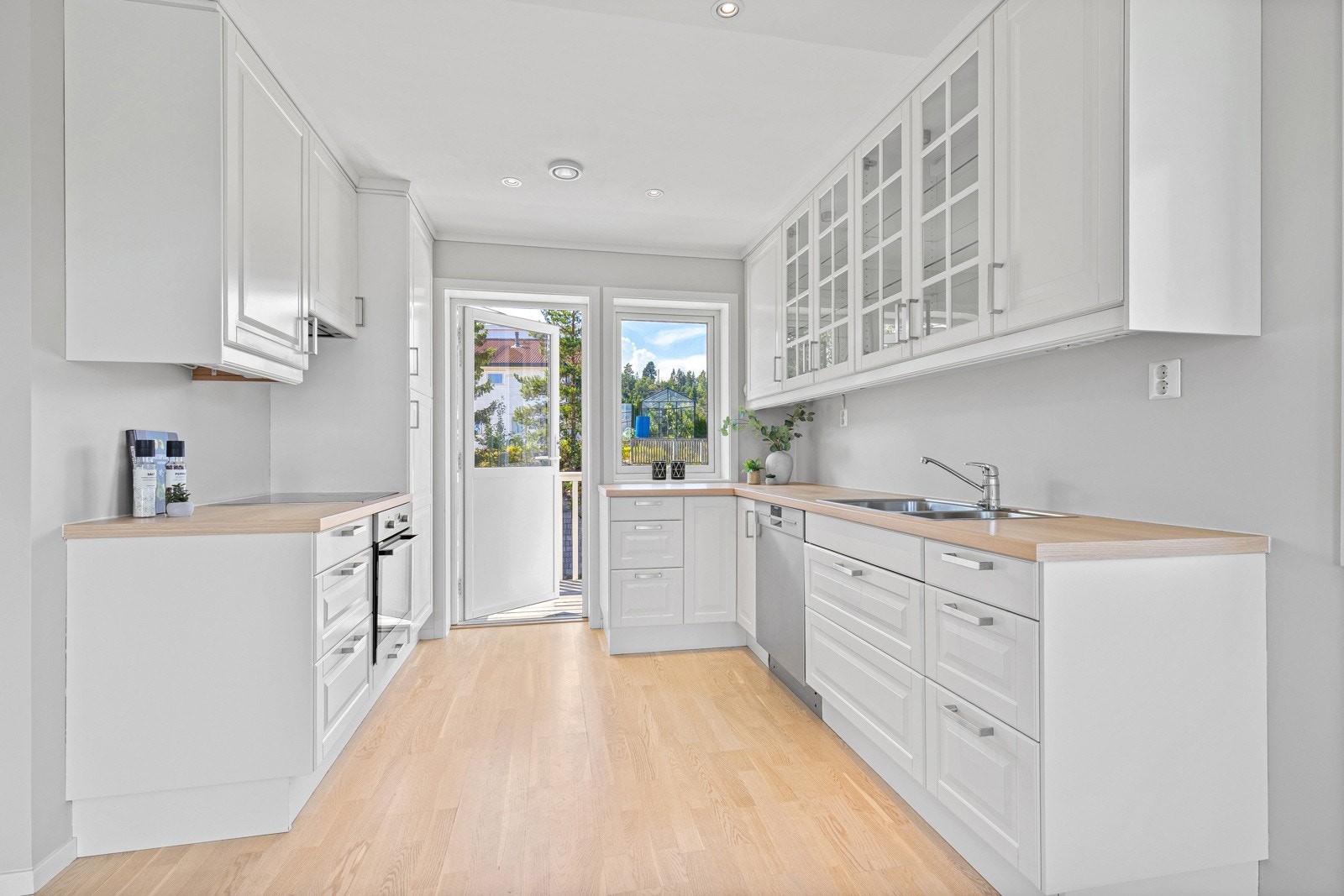 Lyst og hyggelig kjøkken med utgang til terrasse Galleribilde