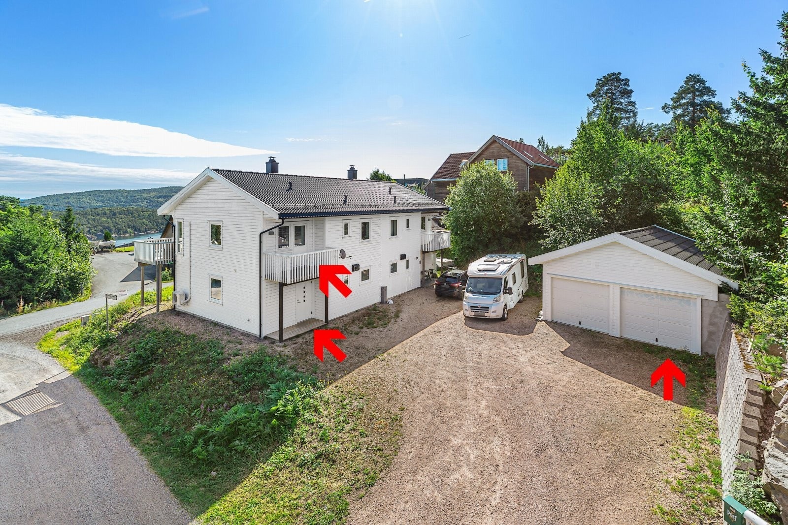 Inngangsfasade med stor felles gårdsplass Galleribilde