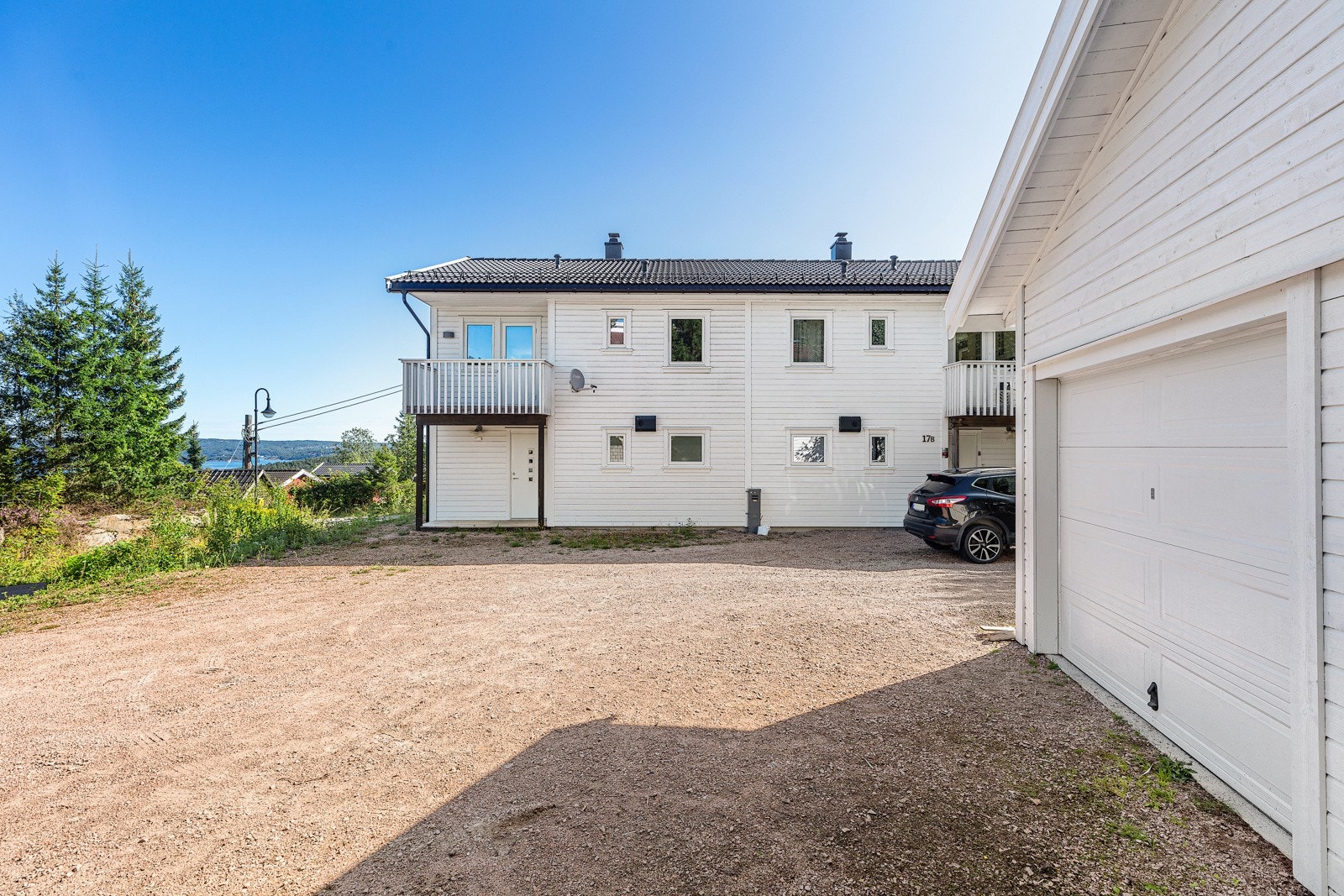 Fasade og terrassen utenfor kjøkken. Galleribilde