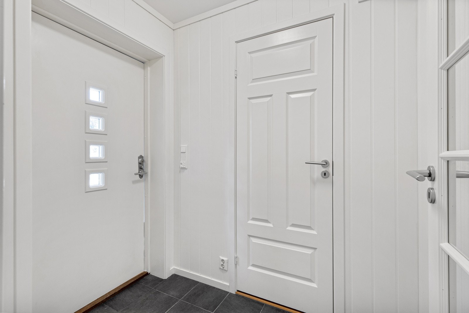 Ingnangsparti med flislagt gulv med varmekabler Galleribilde