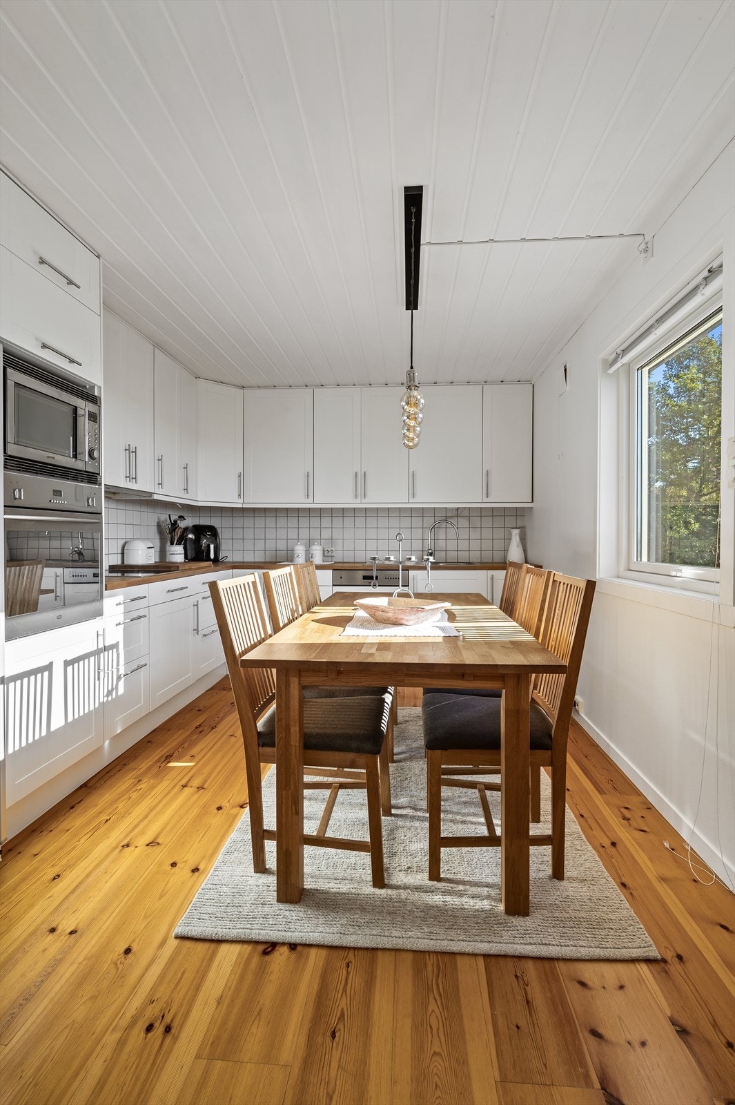 Velegnet plass til spisebord på kjøkkenet Galleribilde