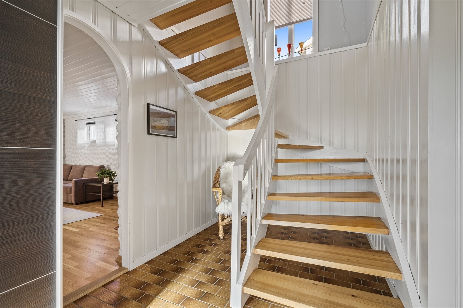 Hall med trappen opp til 2. etasje, og inngang til øvrige rom i denne etasjen. Galleribilde