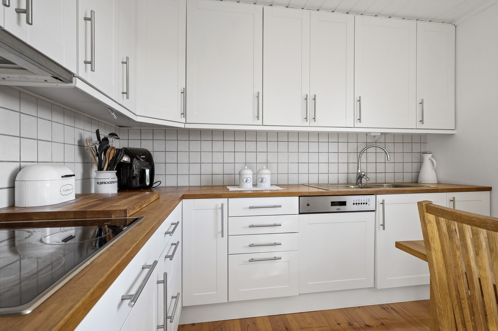 Innredningen har god oppbevaringskapasitet og praktisk heltre benkeplate Galleribilde