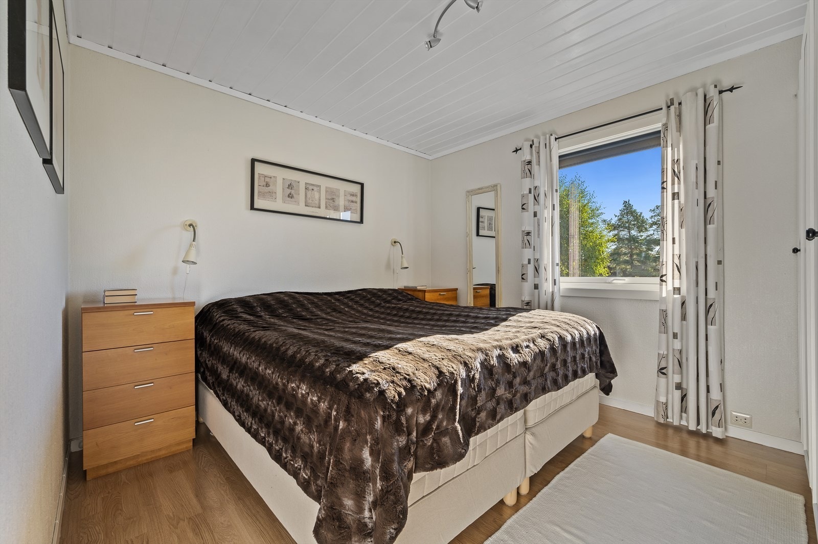 Ett av to soverom i 2. etasje. Her er det god plass til dobbeltseng og garderobeskap. Galleribilde