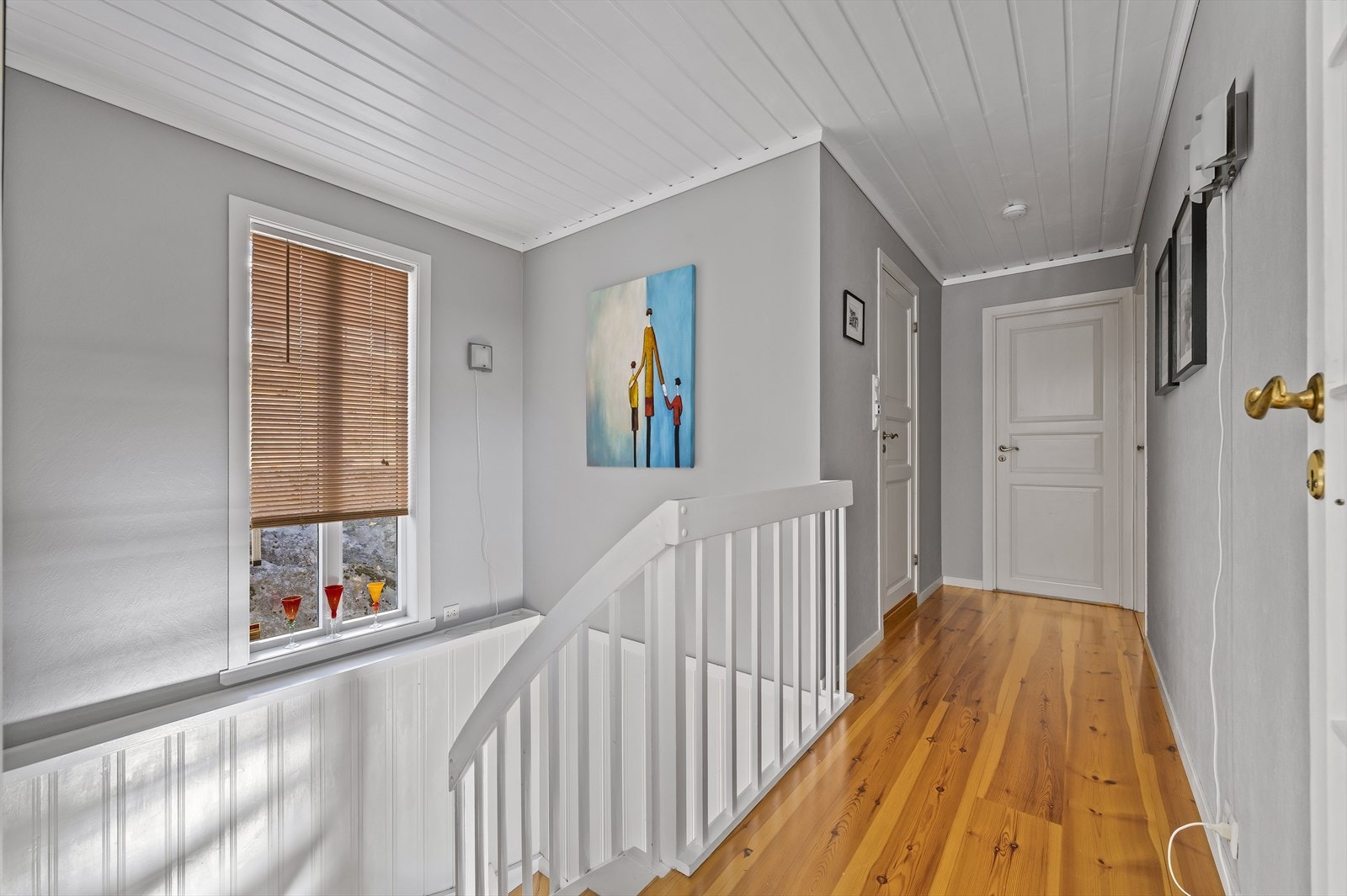 Lysmalt og pent trapperom i 2. etasje Galleribilde