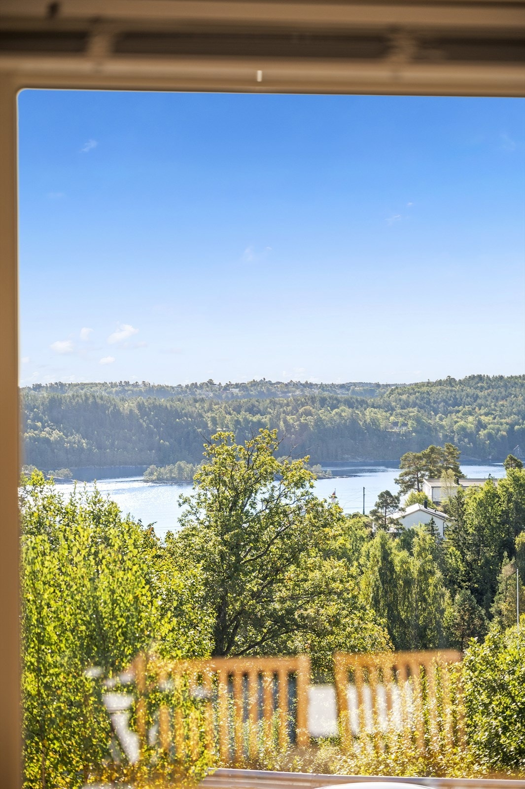 Fra kjøkkenvinduet er det fin utsikt til Hellefjorden Galleribilde