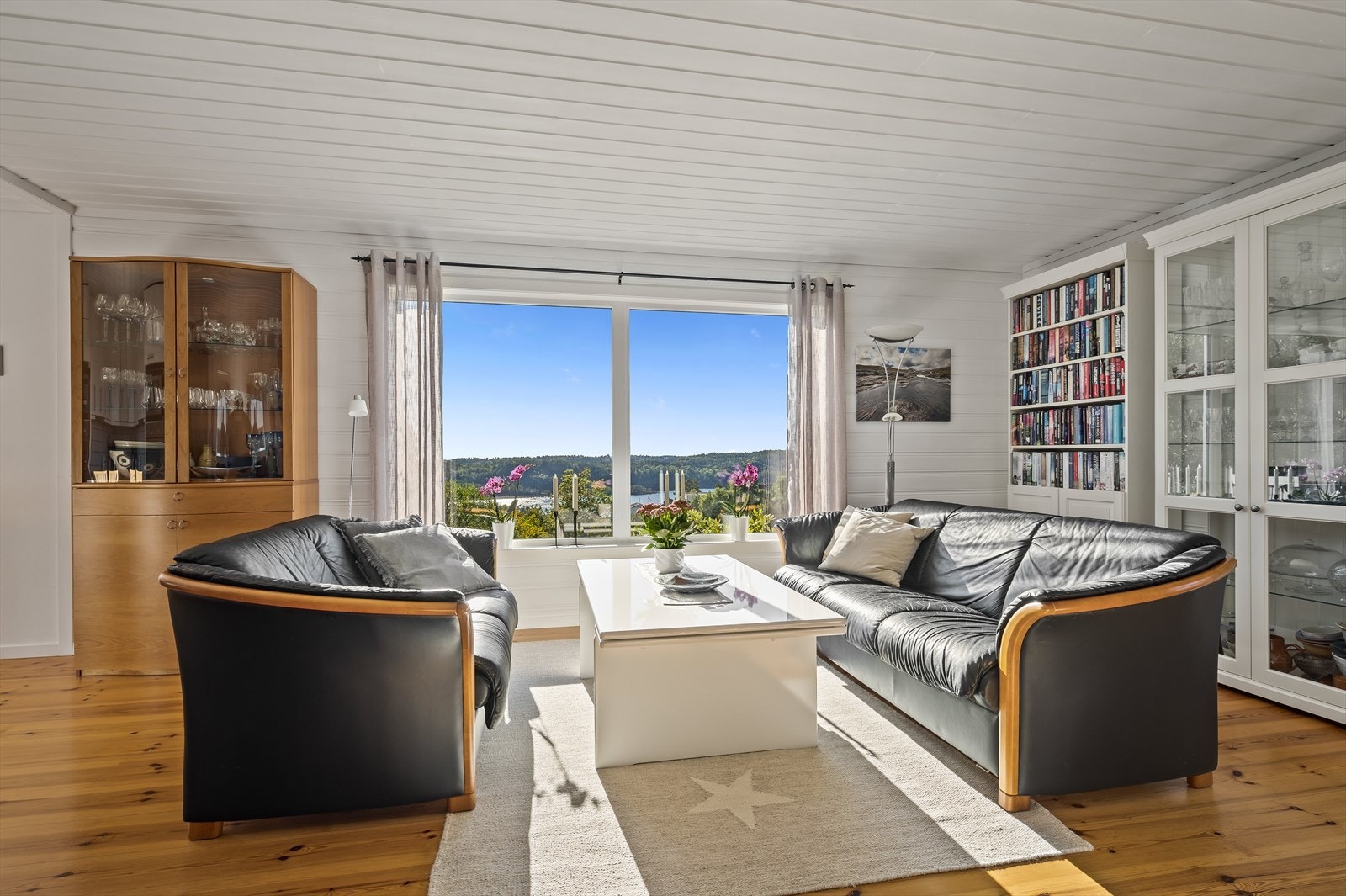 Fra stuevinduet er det flott utsikt Galleribilde