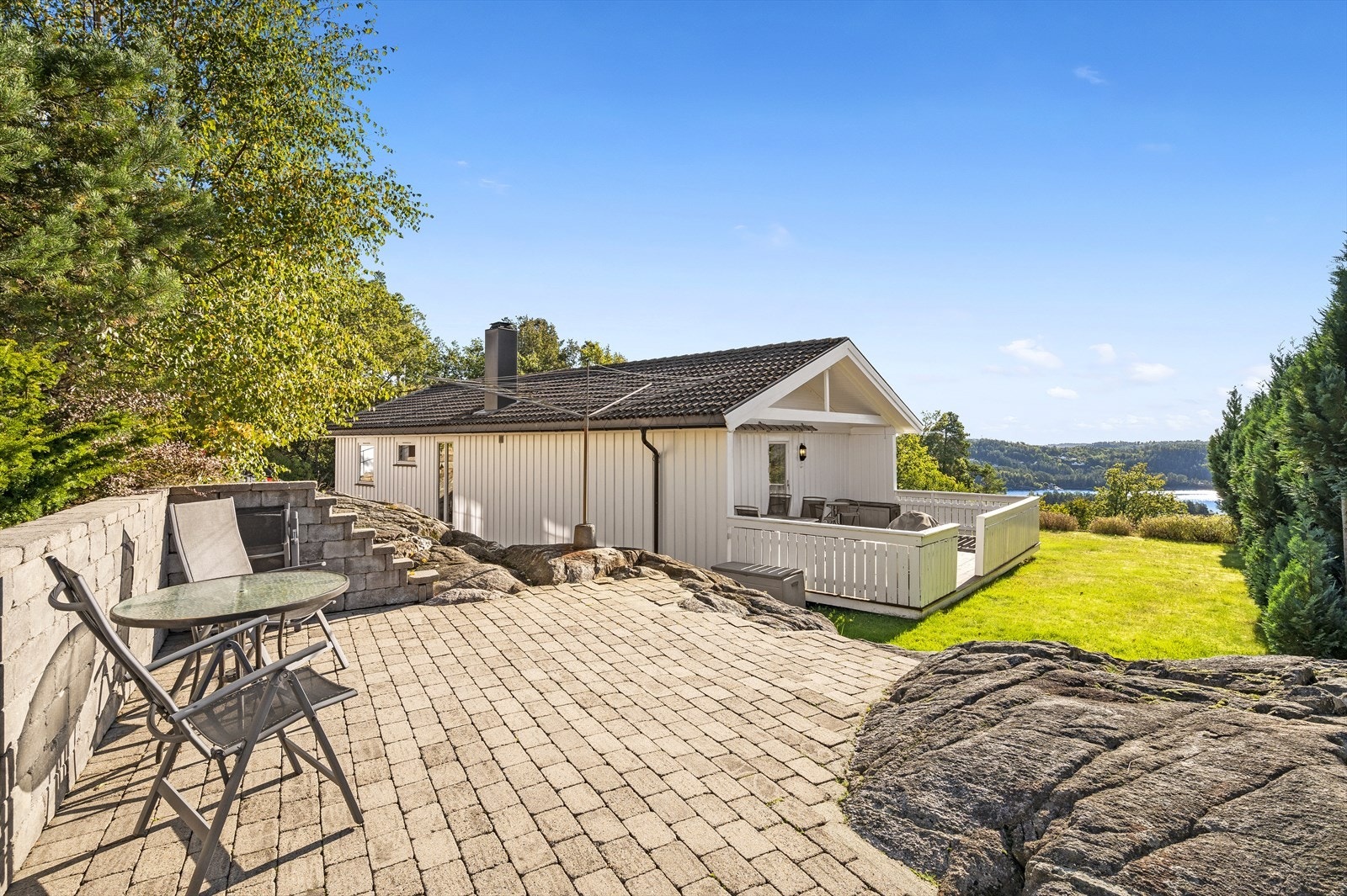 På den øverste delen av tomten er det opparbeidet et uteareal med belegningsstein Galleribilde