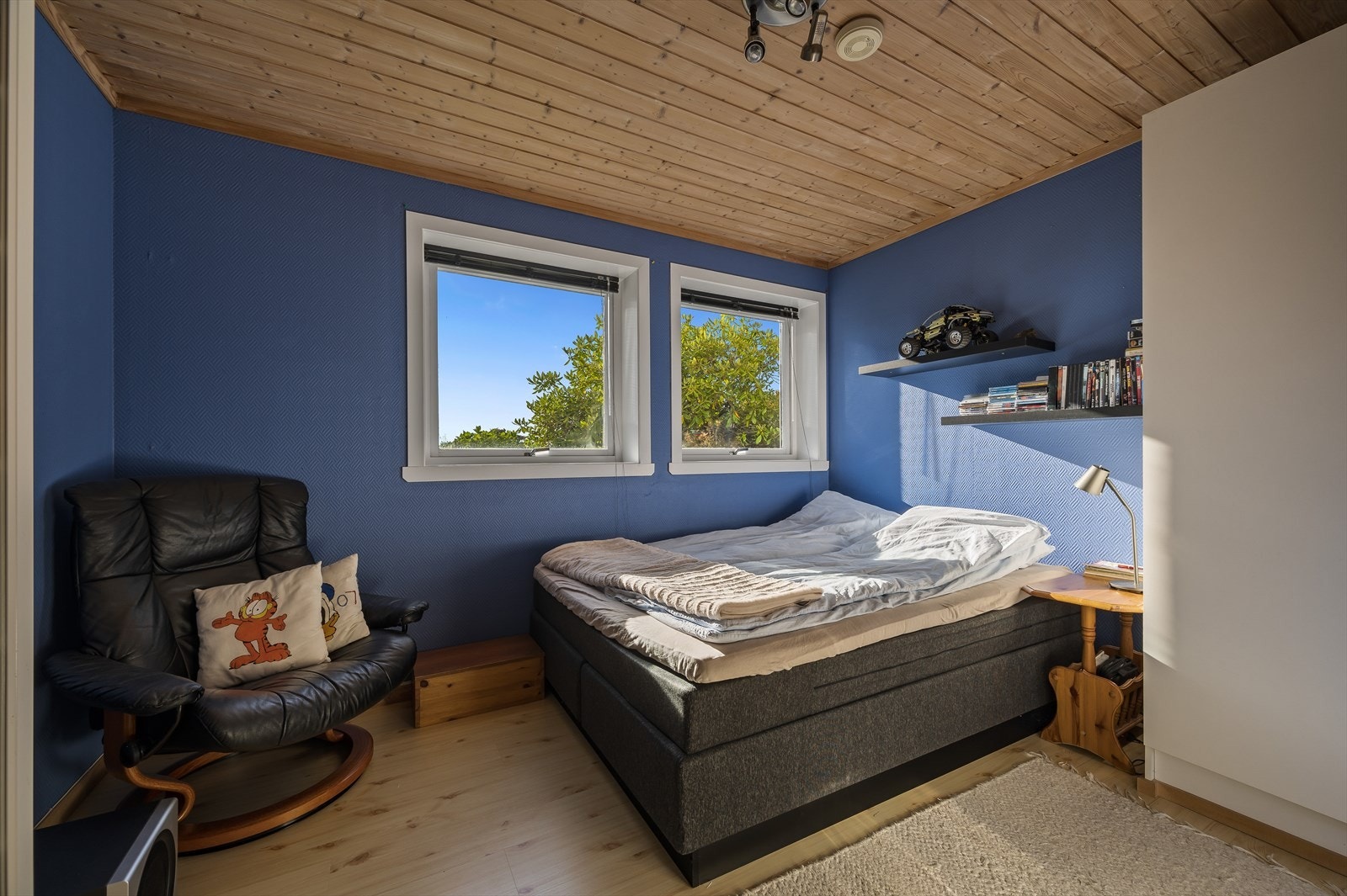 Soverommet i tilknytning til kjellerstuen. God plass til dobbeltseng og garderobeskap. Avbildet skap medfølger. Galleribilde