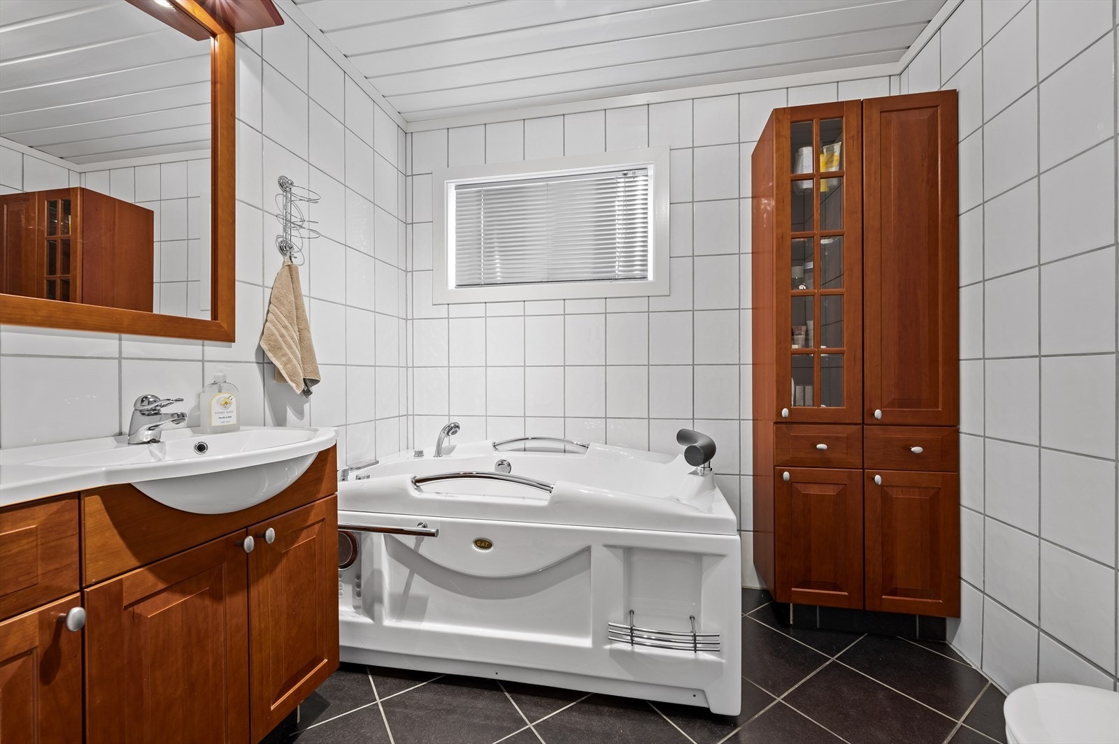 Badet i 2. etasje har flis på gulv og vegger, og det er varmekabler i gulvet Galleribilde