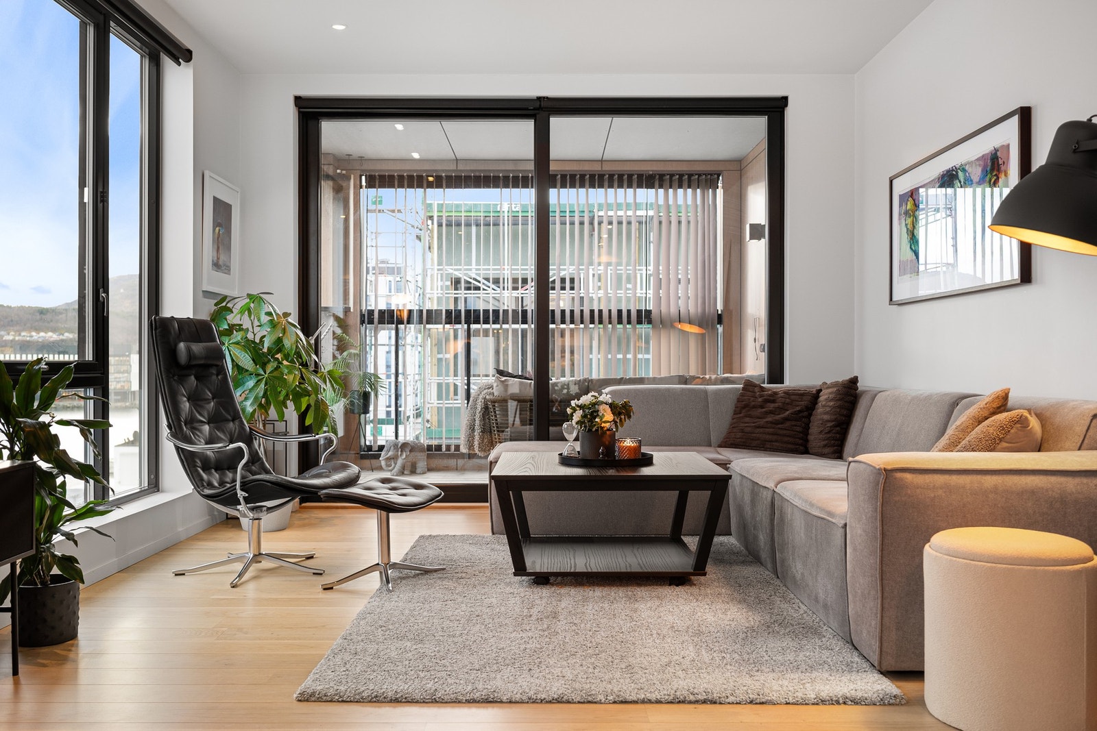 Her passer det perfekt med en stor sofagruppe, klart for sosiale anledninger eller avslapning Galleribilde