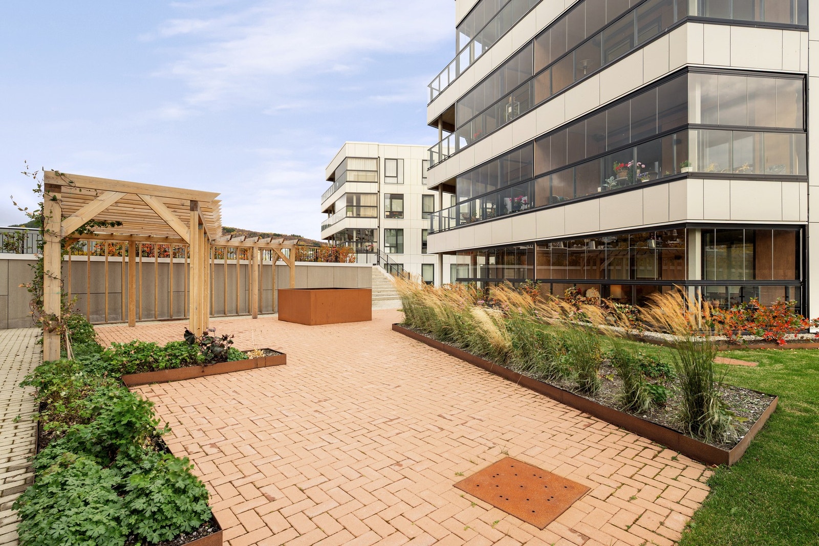 Flere soner med benker og sittegrupper på sommeren Galleribilde