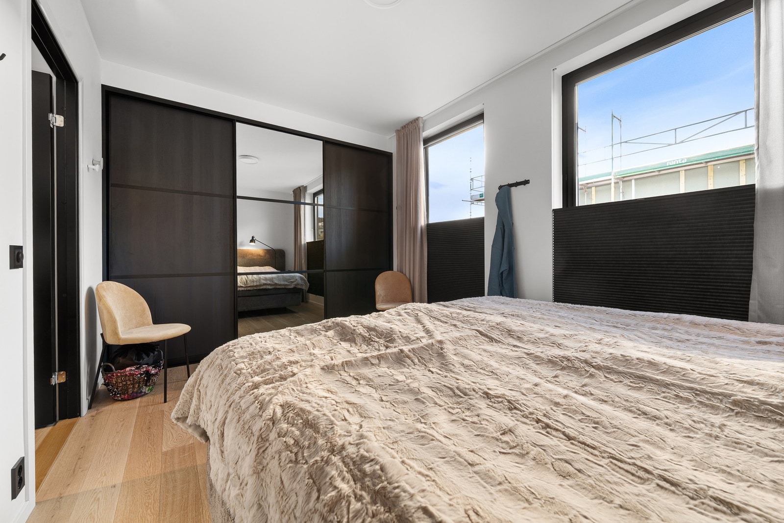 Innebygd skyvedørsgarderobe langs hele veggen gir rikelig klesoppbevaring Galleribilde