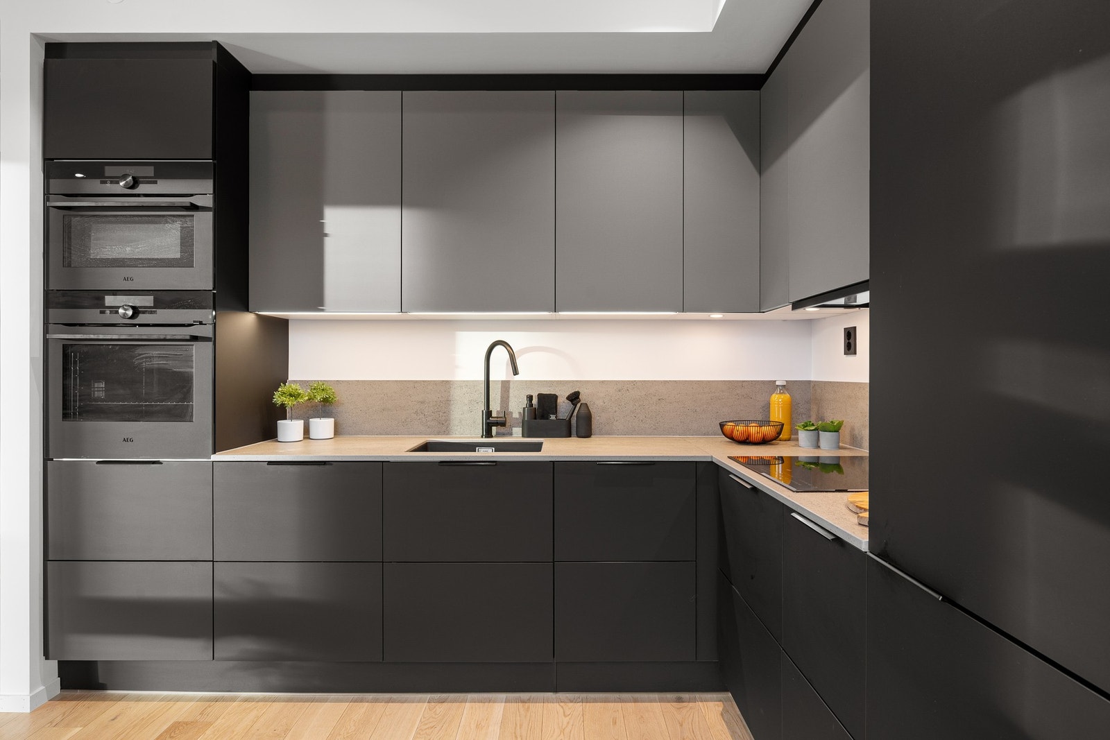 Et effektivt og moderne kjøkken med god arbeidsflyt, godt lys og rene linjer Galleribilde