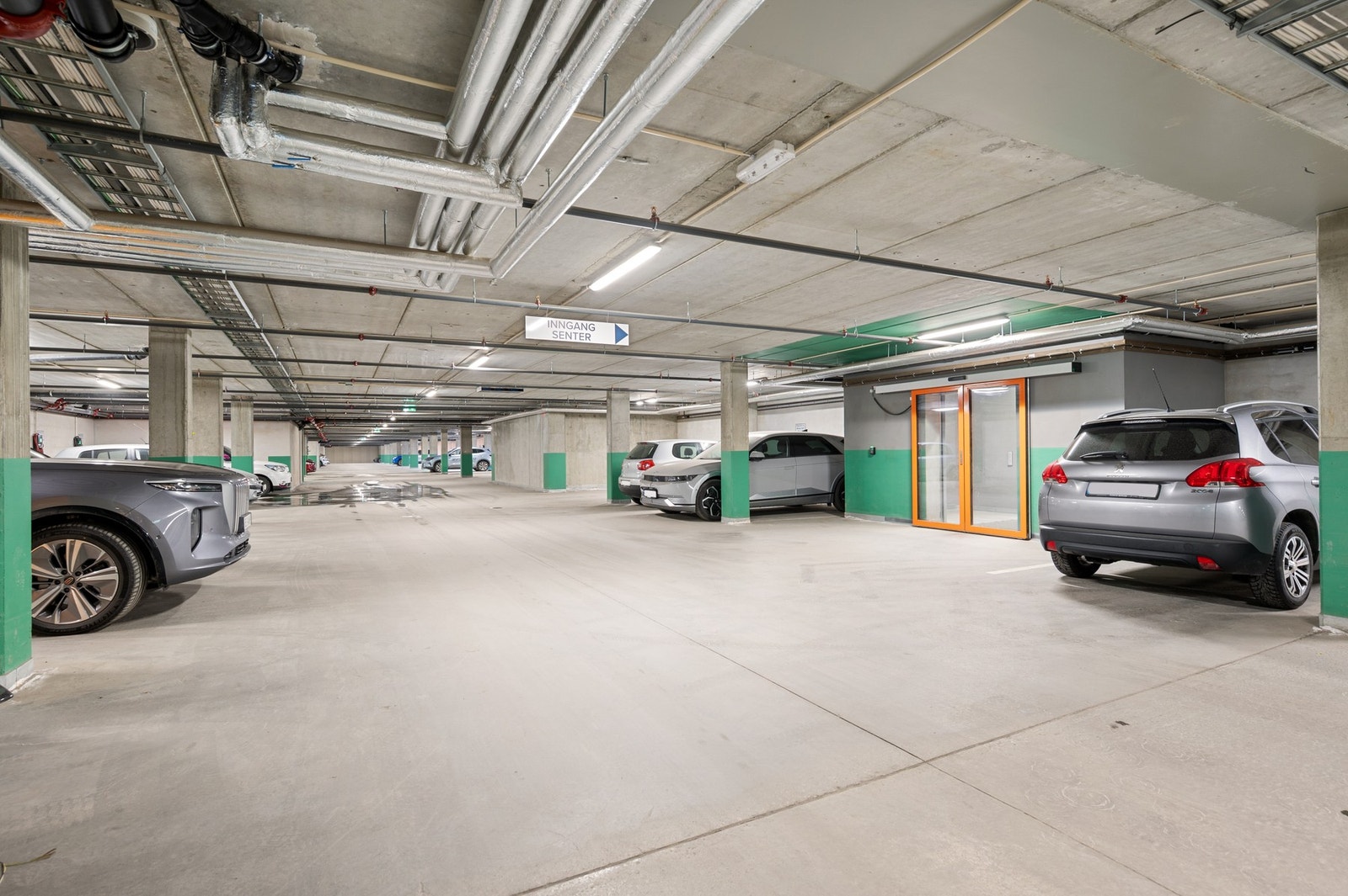 Garasjeanlegg med egen bod, innendørs sykkelparkering og anledning til å leie parkeringsplass Galleribilde