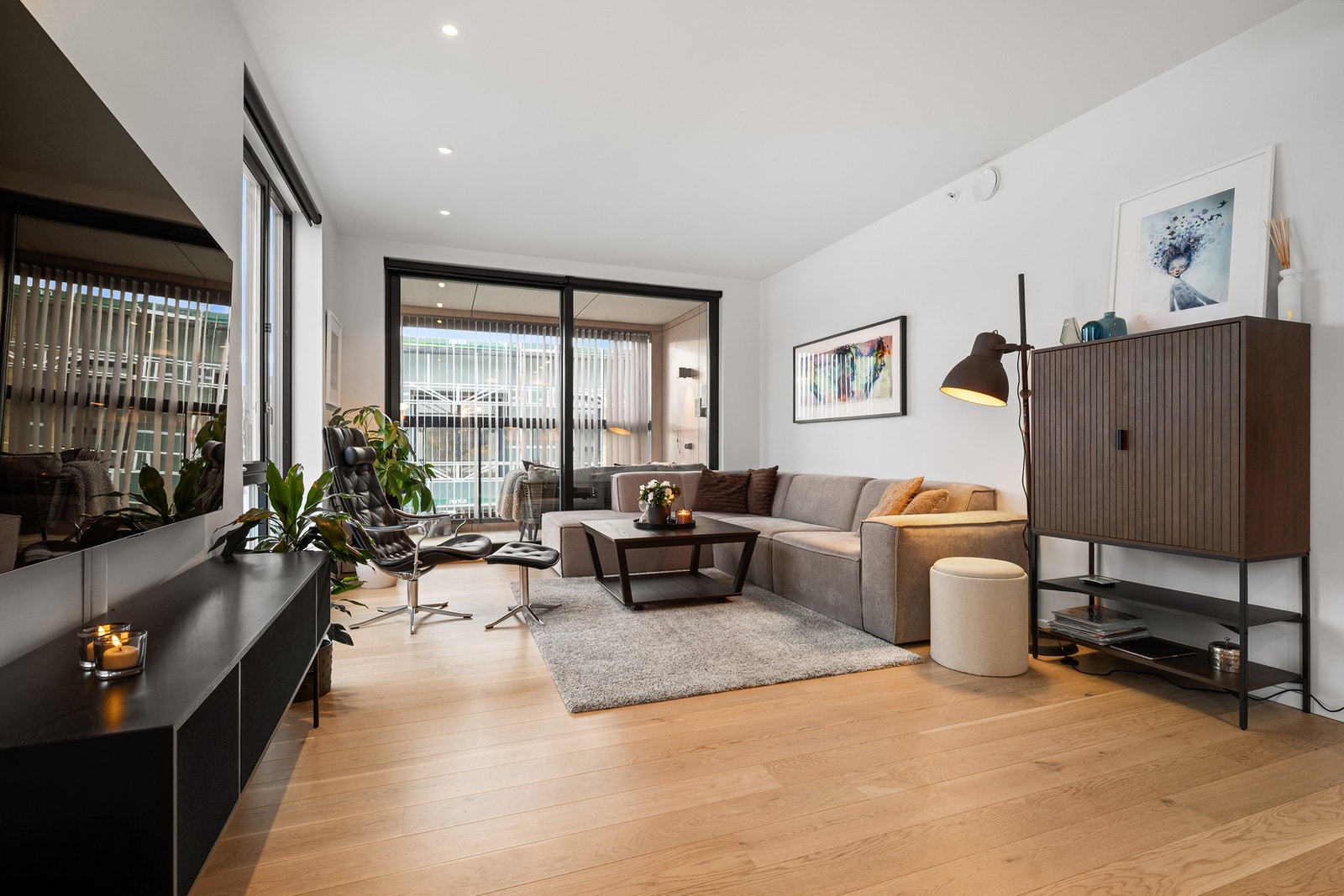 Lys og åpen stue med downlights i himling som gir behagelig belysning Galleribilde