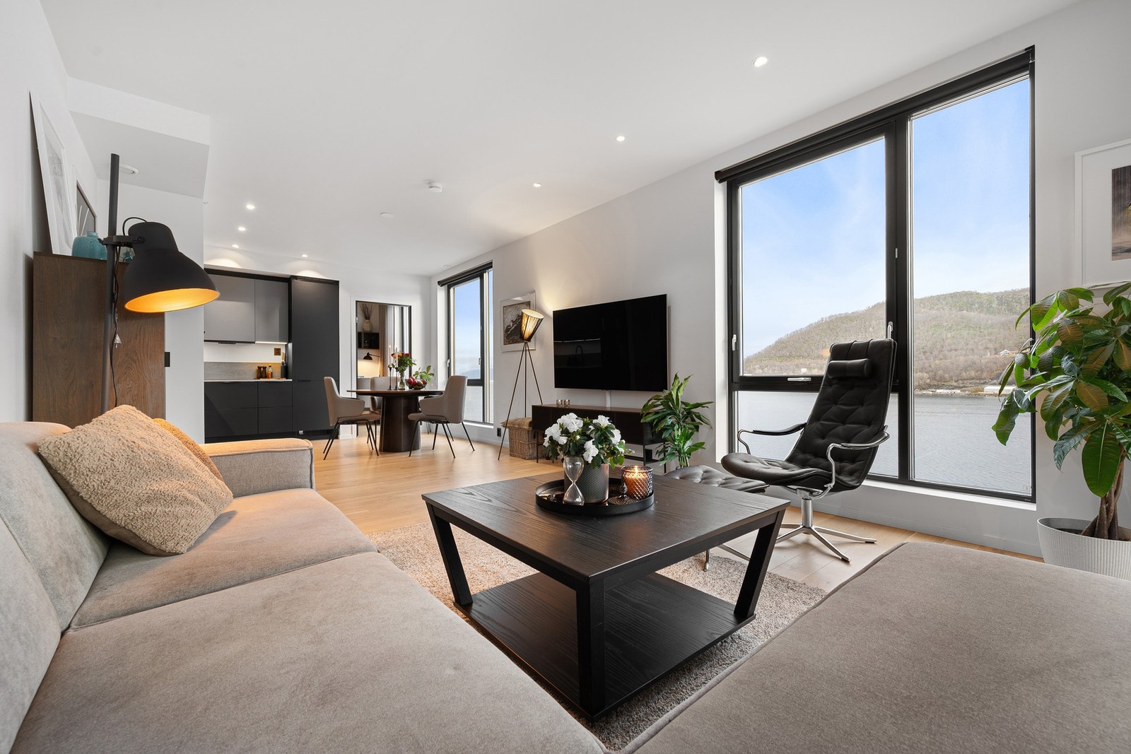 Store vindusflater i leiligheten gir masse lys inn Galleribilde