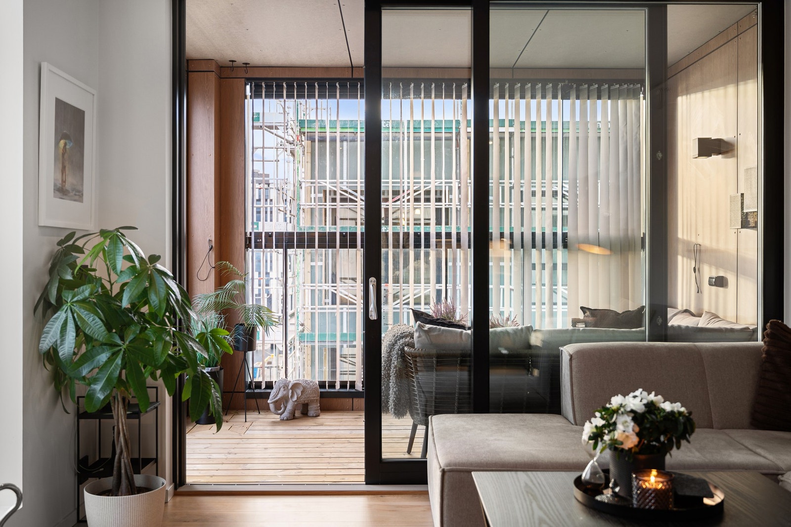 Helglasset skyvedør skiller stue og innglasset balkong Galleribilde