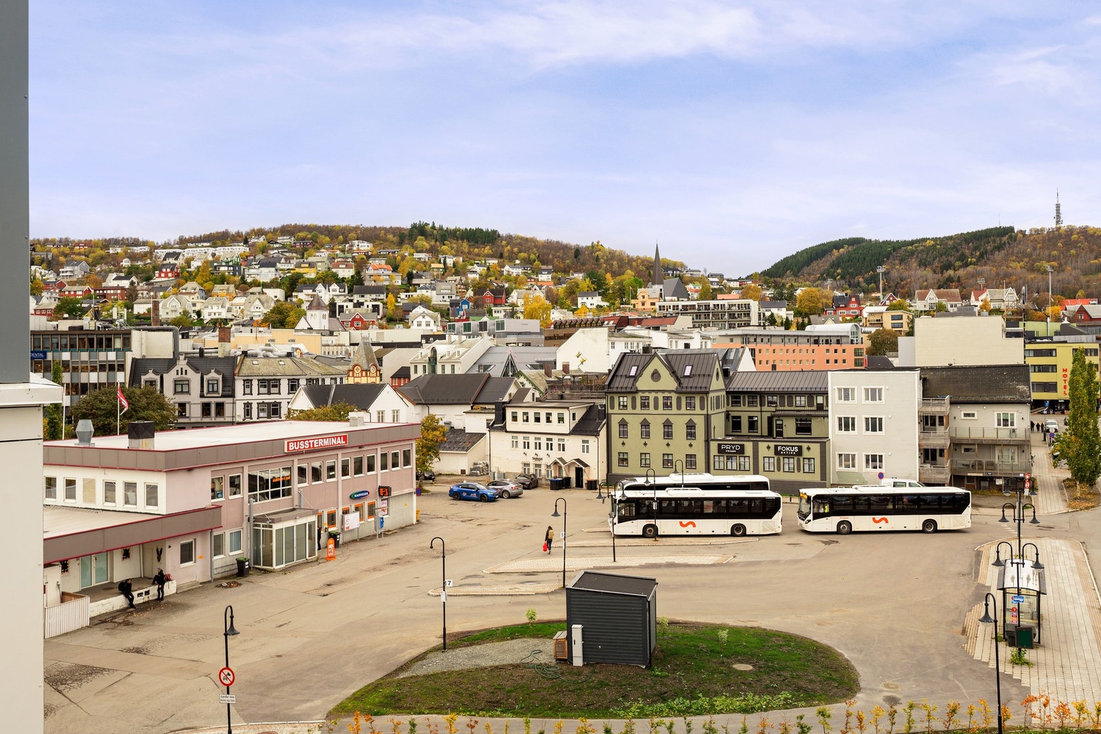 Bussterminalen og taxisentralen rett utenfor døren Galleribilde