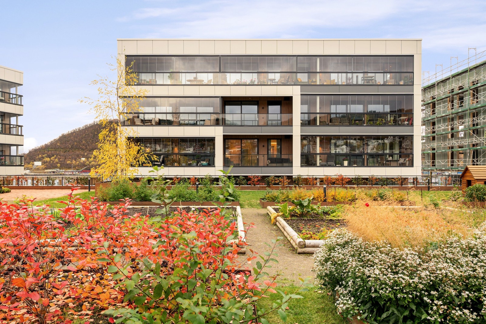 Det er etablert et stort og fint parkområde skjermet fra trafikkstøy og innsyn Galleribilde