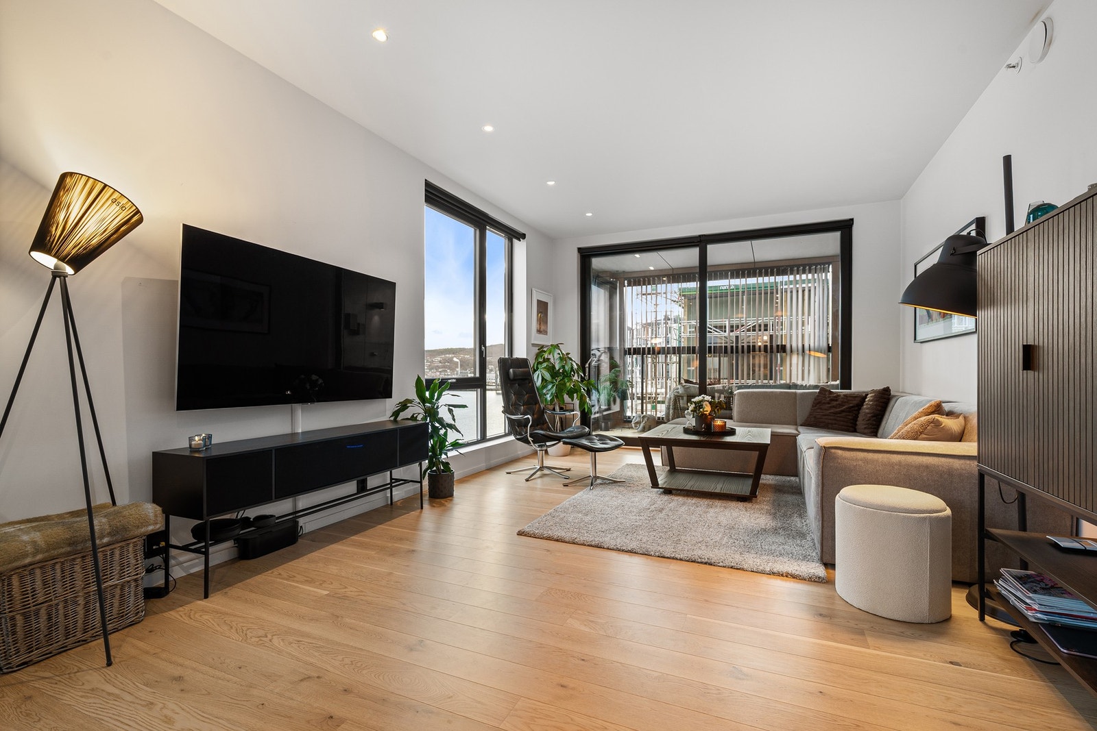 Leiligheten er nybygd i 2023 med plettfri standard og høykvalitetsmaterialer og innredninger! Galleribilde