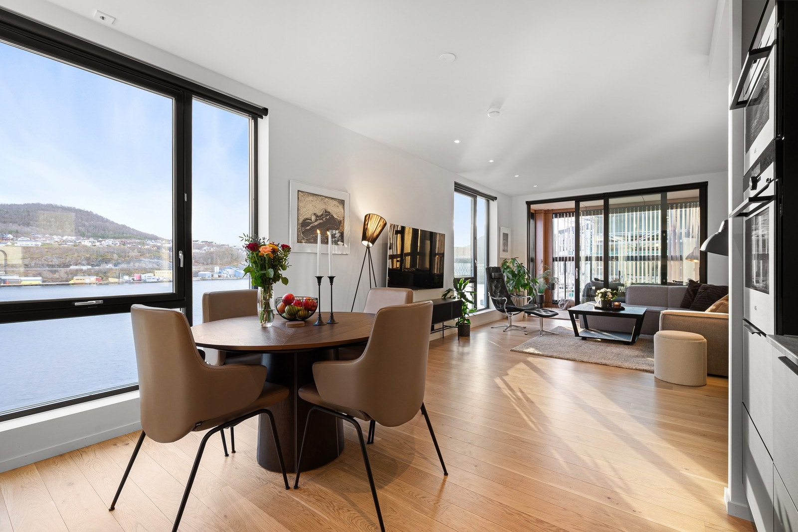 EIE eiendomsmegling v/Runar Bjørkelund har gleden av å presentere Larsneset 8!
Foto: Martynas Milkevicius/Cinematic Photography Galleribilde