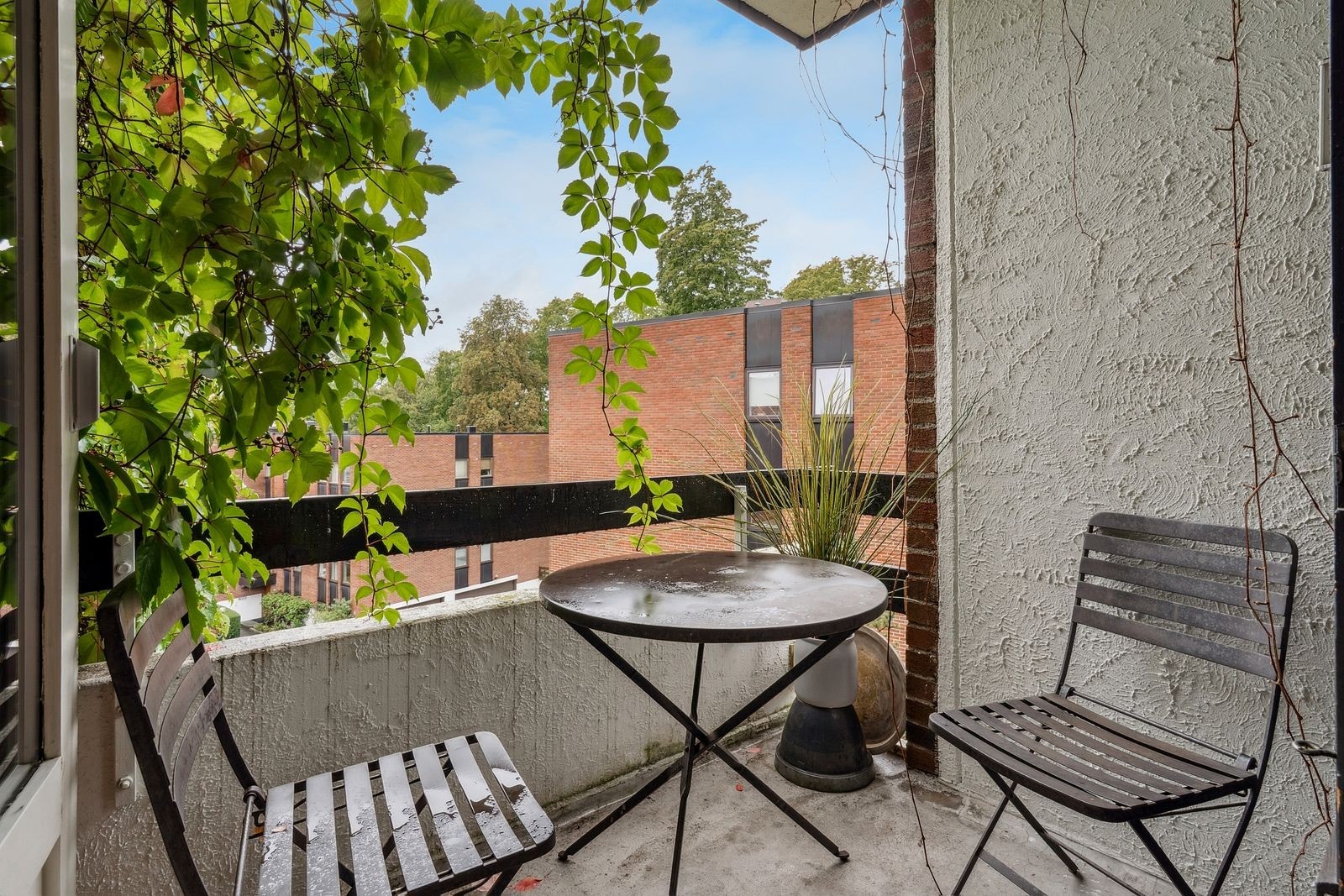 Sørvendt balkong. Skjermet og solrik. Galleribilde